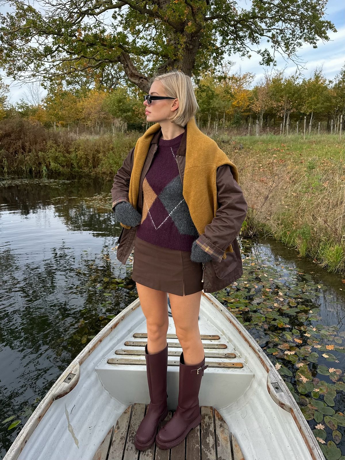 버건디, 브라운의 안정감 있는 룩에 미니 스커트로 경쾌한 포인트를 더한 @linda.sza