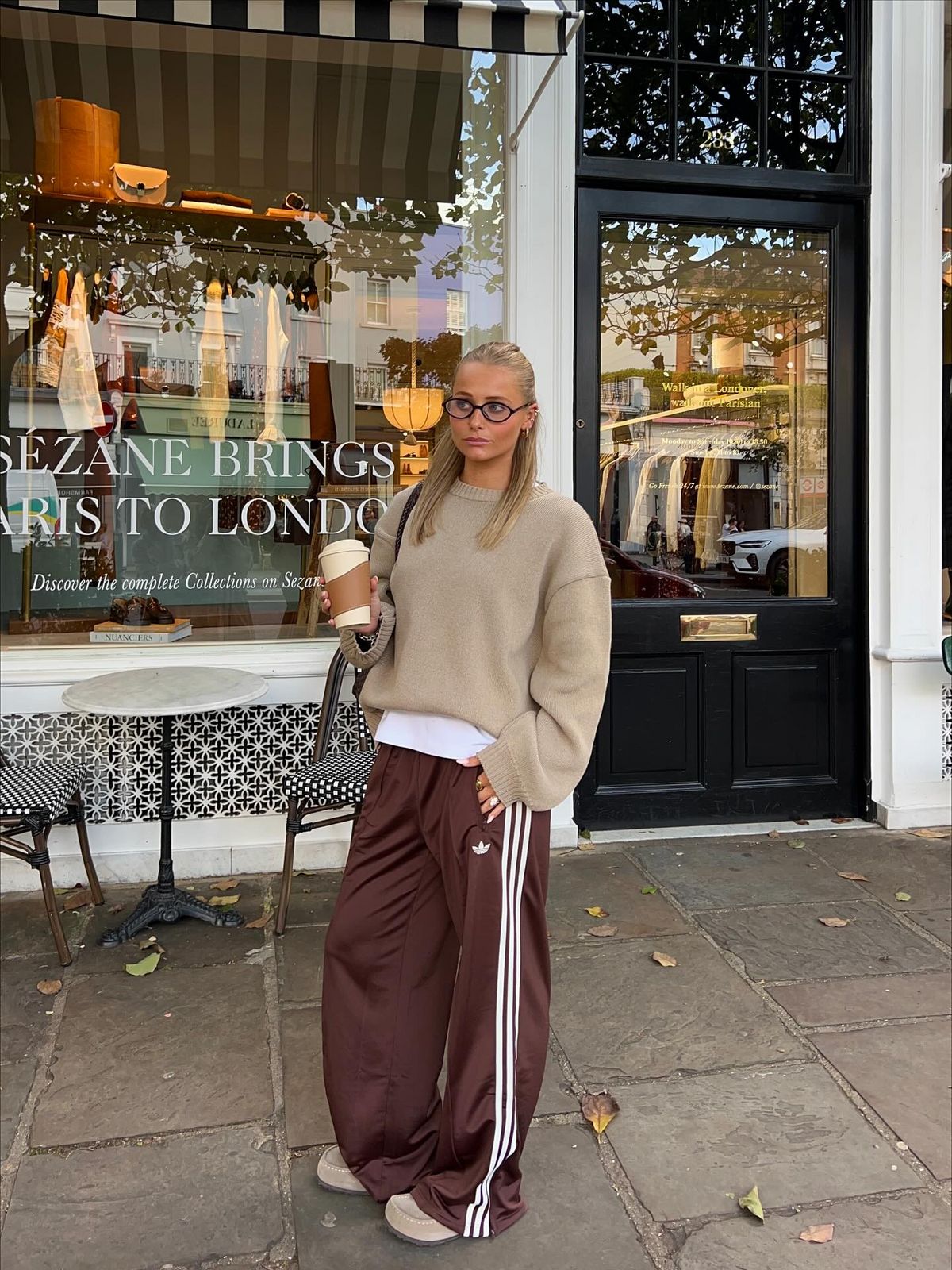 브라운 트랙 팬츠를 선택해 캐주얼하고 여유로운 무드를 더한 @lissiejudd