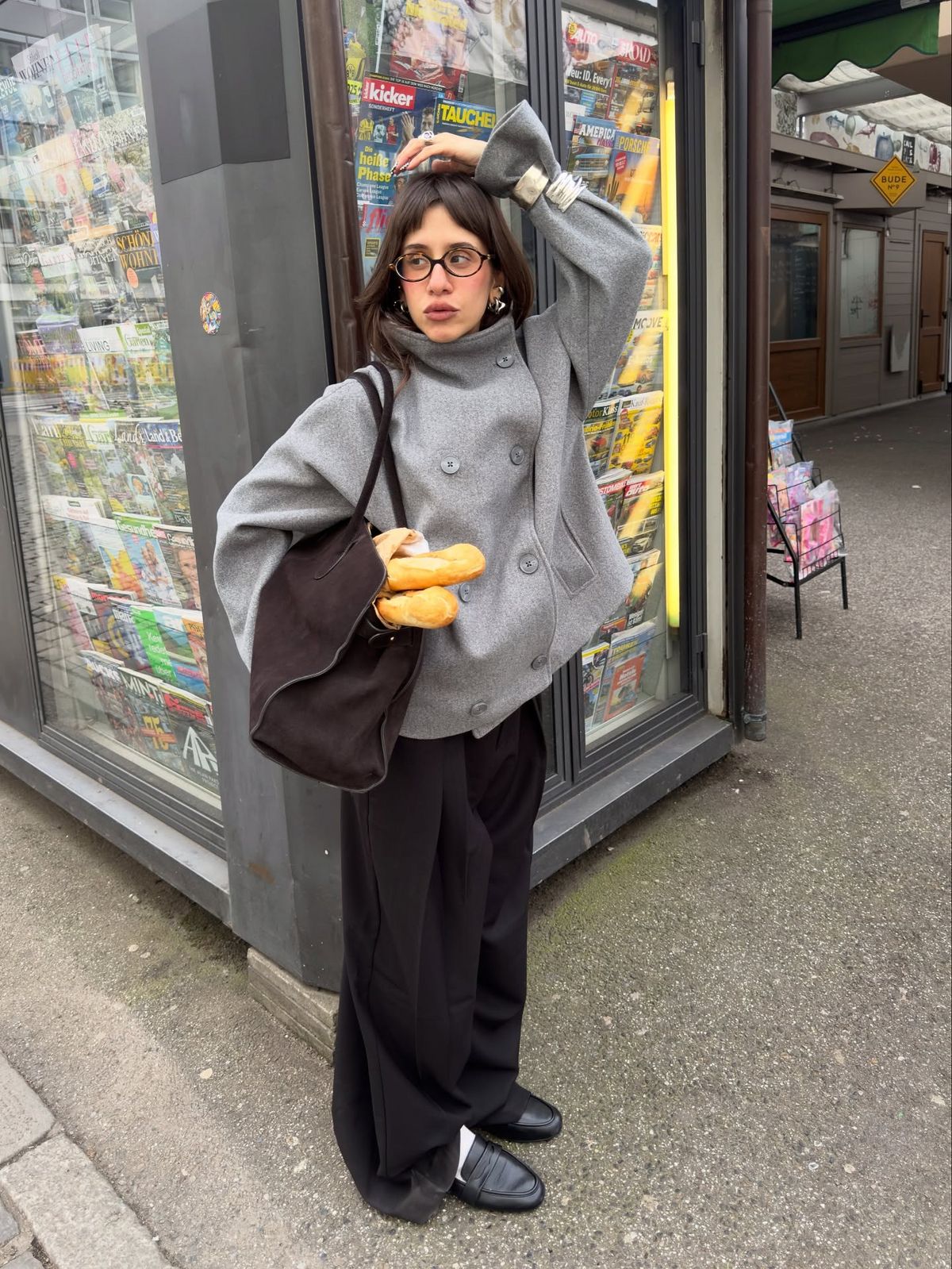 그레이 하이넥 코트와 와이드 팬츠로 베이식한 룩을 완성한 @rebecaoksana