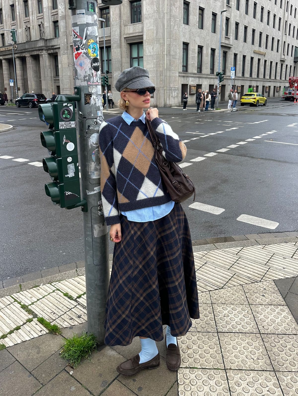 네이비 아가일 패턴 니트와 체크 스커트로 완성한 프레피 룩의 @linda.sza