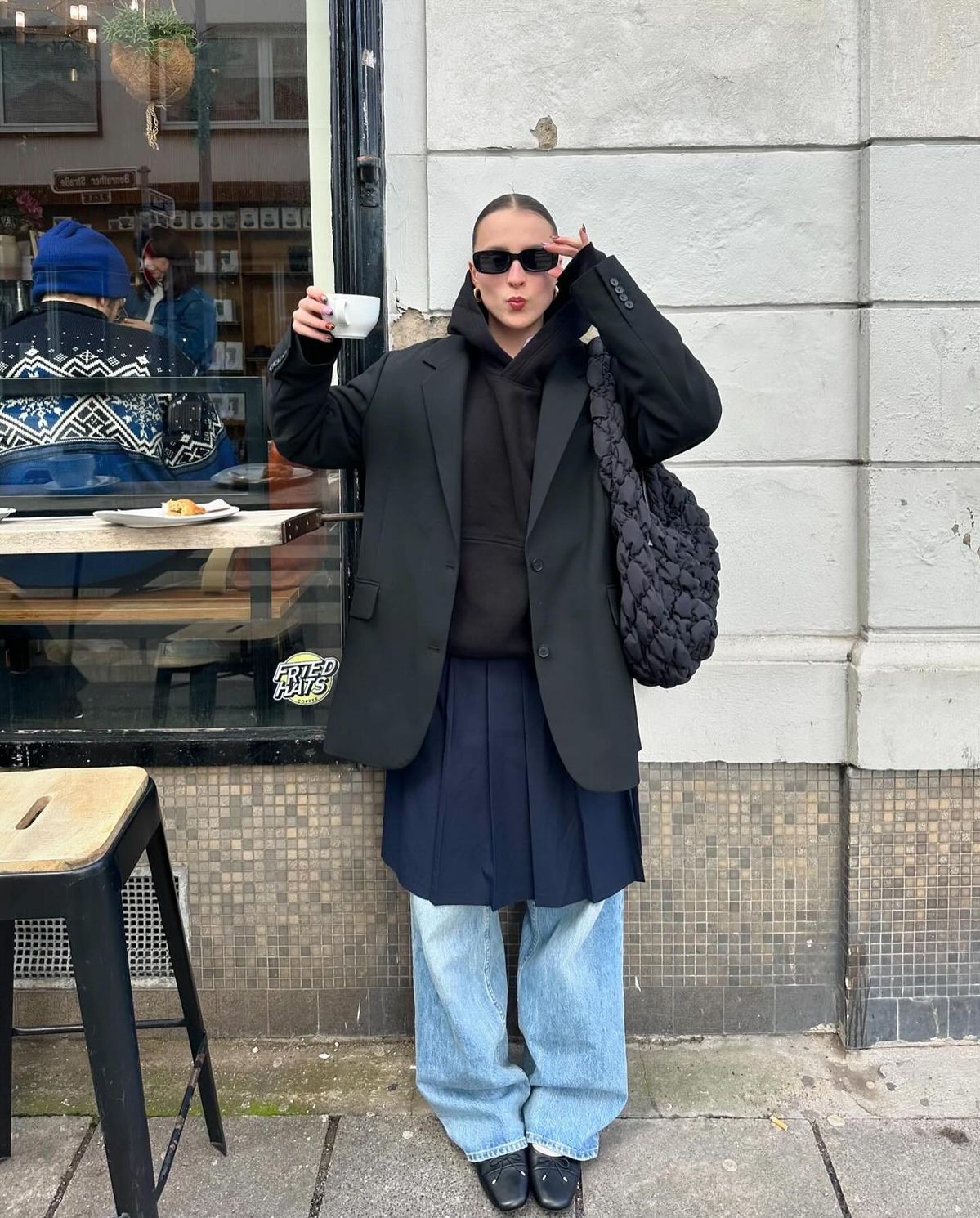 네이비 플리츠 미디 스커트에 데님 팬츠를 레이어드해 센스를 더한 @lara_bsmnn