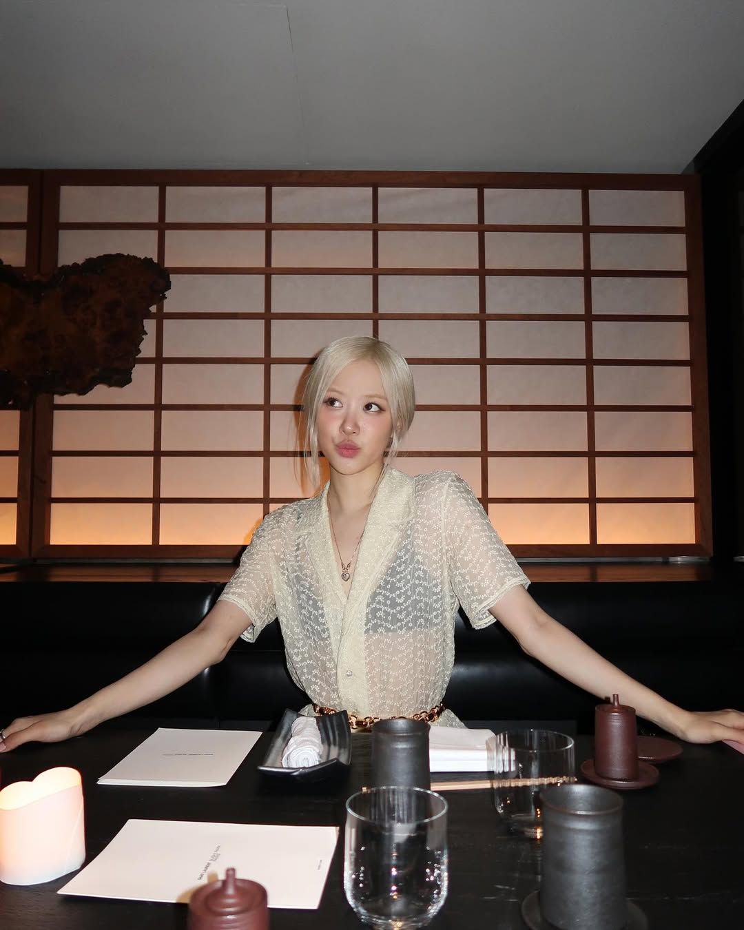 시어한 소재의 셔츠 안에 블랙 언더웨어를 레이어드해 특유의 고급스러움을 표현한 로제 / @roses_are_rosie