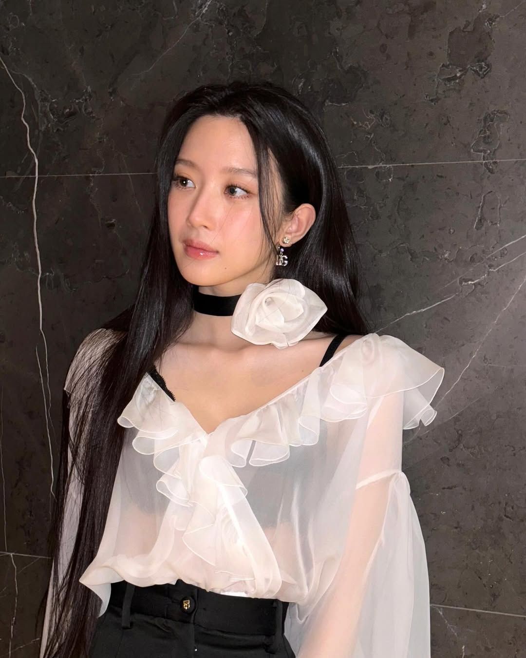 화이트 시폰 소재의 블라우스 안에 블랙 언더웨어를 착용해 우아한 스타일을 연출한 문가영 / @m_kayoung