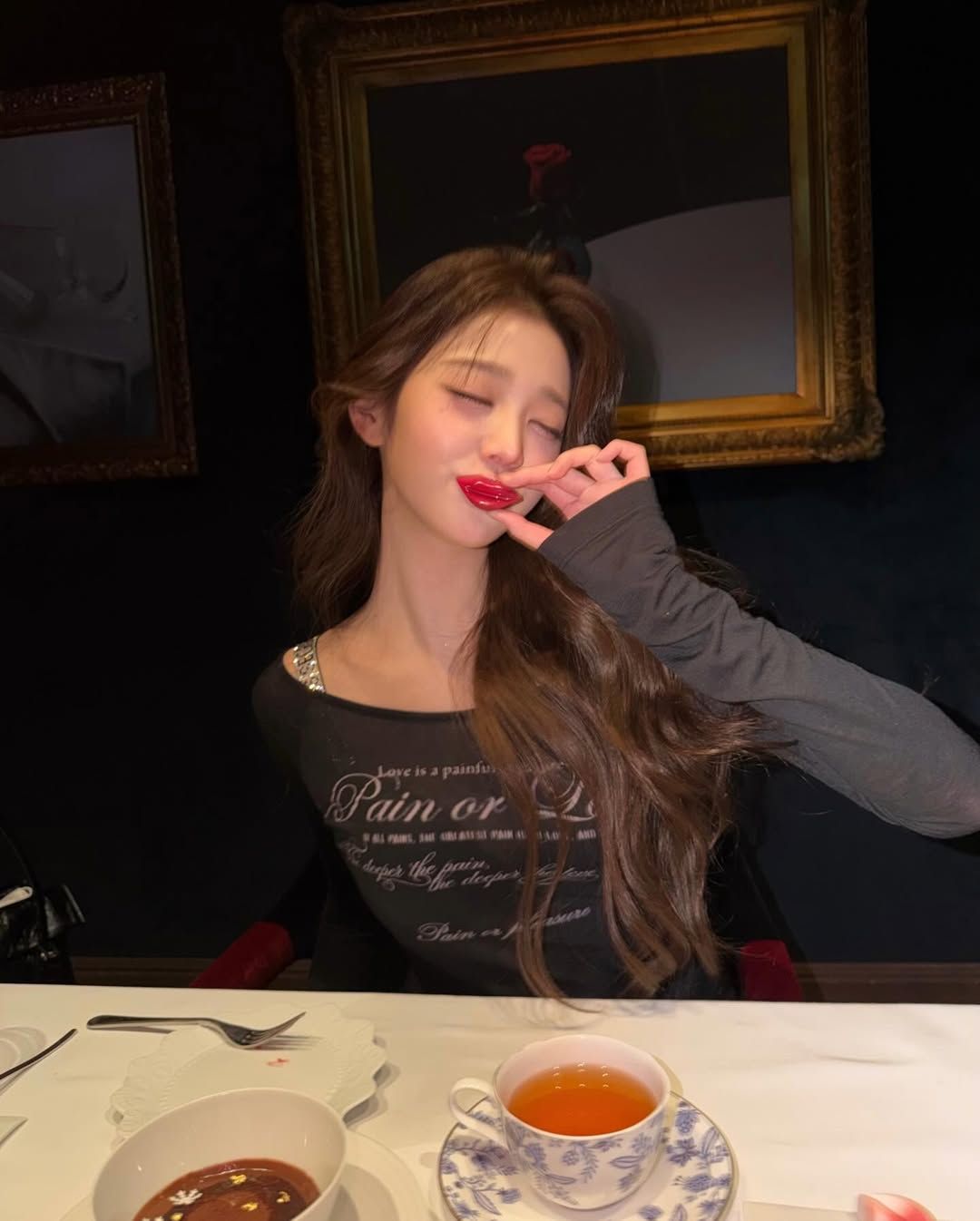  글리터 소재의 언더웨어 끈을 오프숄더 톱 밖으로 노출해 로맨틱한 무드를 선보인 장원영 / @for_everyoung10