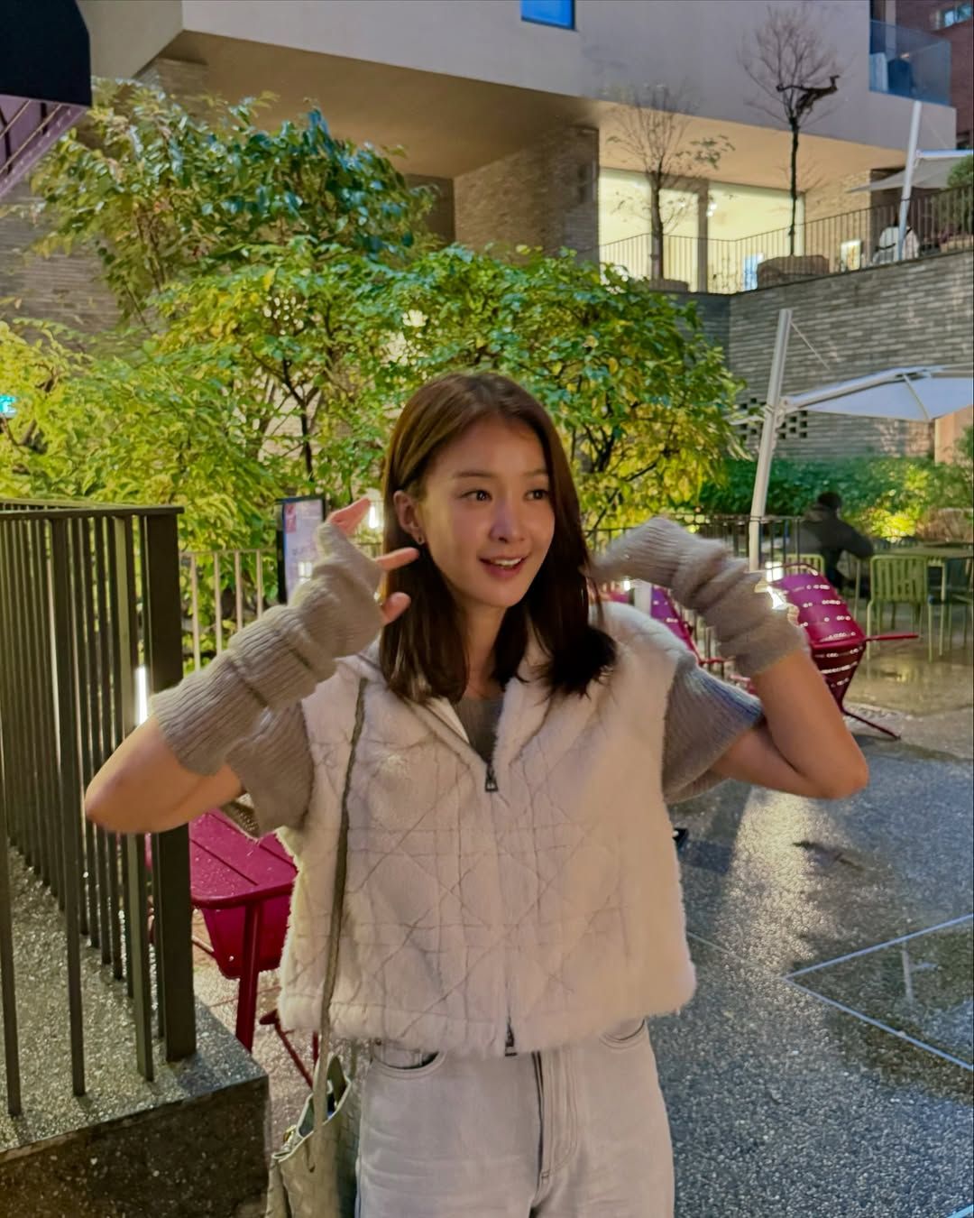 암워머를 더해 계절감을 더한 이시영 / @leesiyoung38