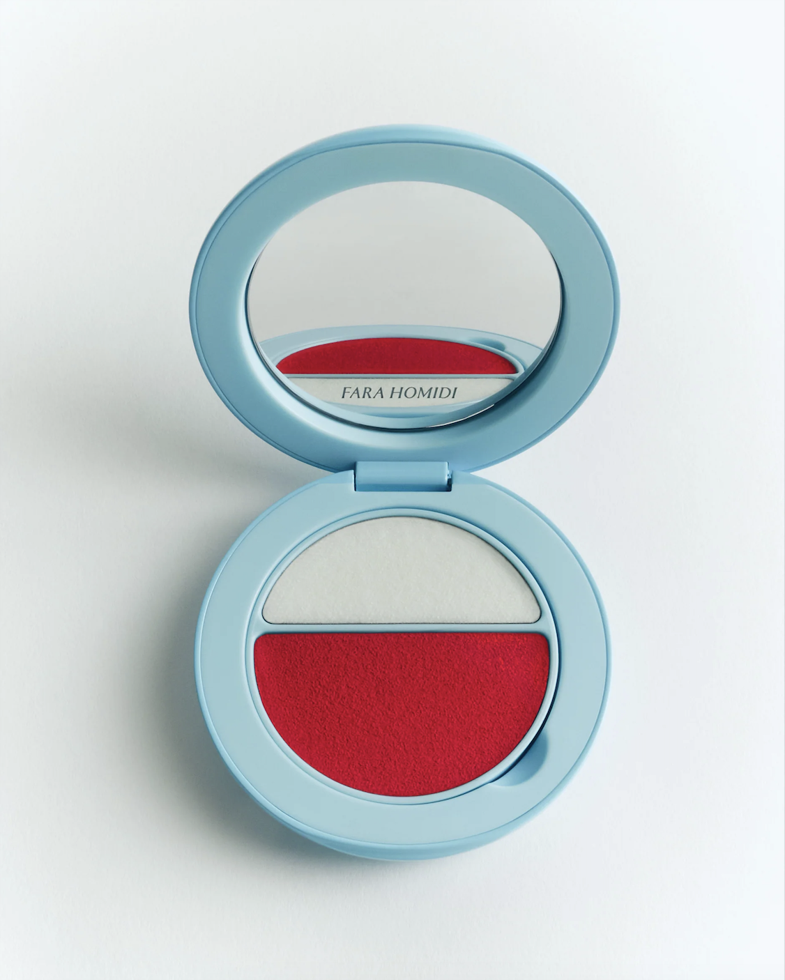 베이스 컬러와 눈부시도록 볼드한 오렌지 컬러 매트 립이 함께 구성된 에센셜 립 컴팩트 12만원대