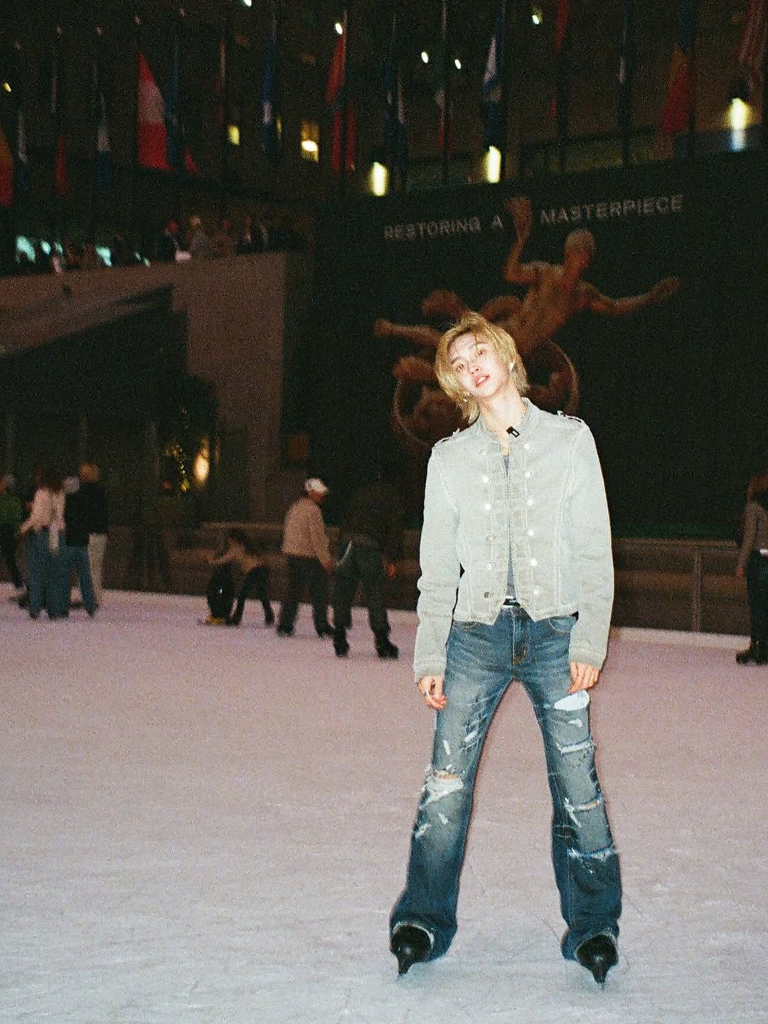 워싱 디테일의 데님 팬츠와 나폴레옹 재킷을 착용해 완벽한 남친 룩을 선보인 라이즈 원빈 / @riize_official