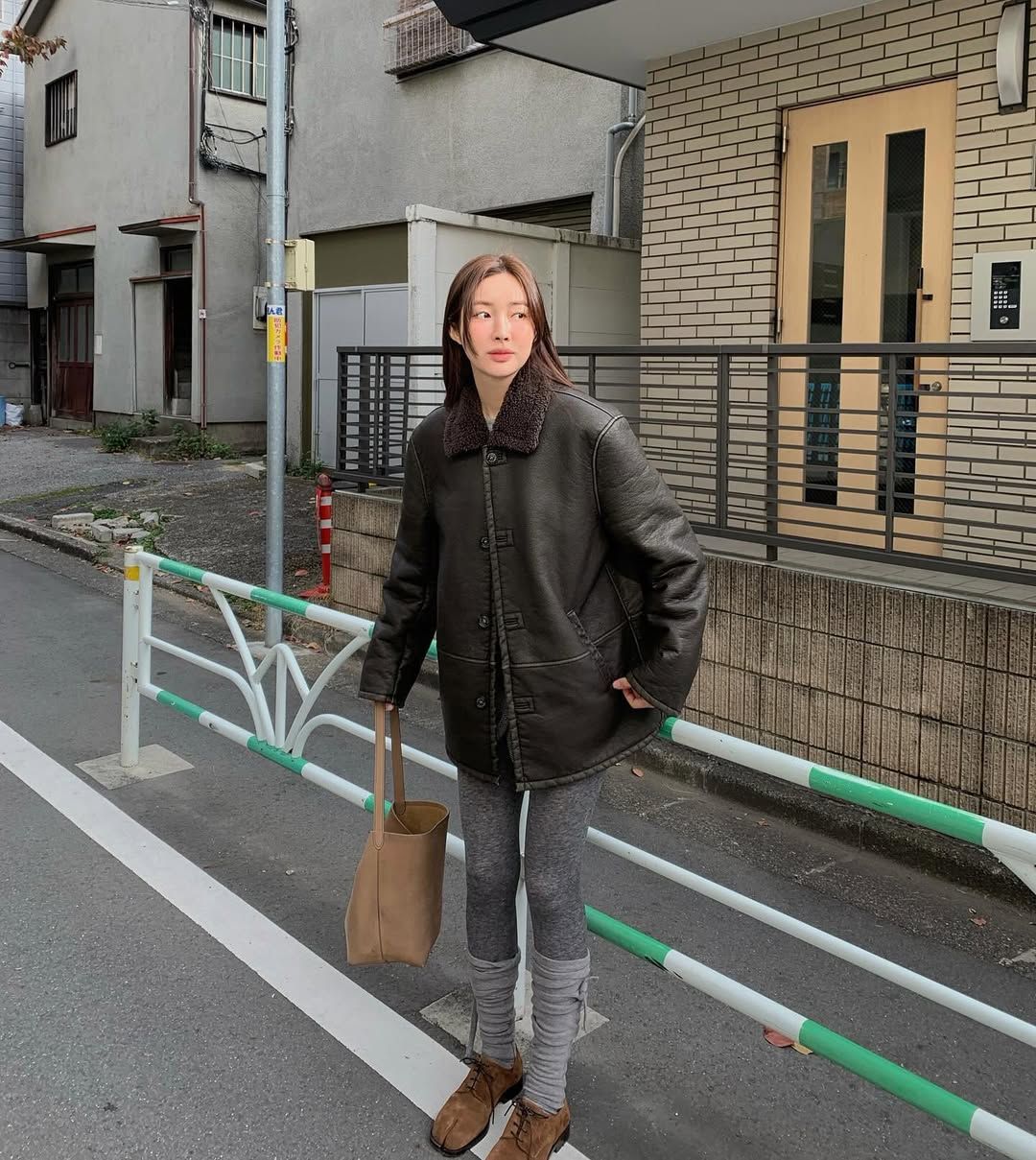 리본 끈이 장식된 회색 레그 워머를 레이어드해 내추럴한 무드를 자아낸 차정원 / @ch_amii