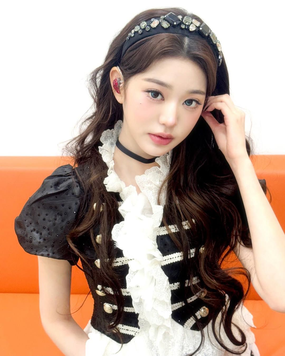 무대 의상으로 퍼프 소매의 나폴레옹 재킷을 착용한 아이브 장원영 / @for_everyoung10