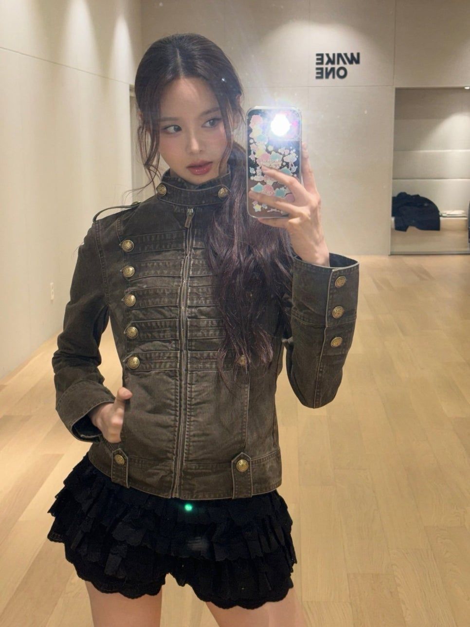 러플 쇼츠와 함께 나폴레옹 재킷을 착용해 사랑스러운 매력을 살린 이즈나 방지민 / @izna_offcl