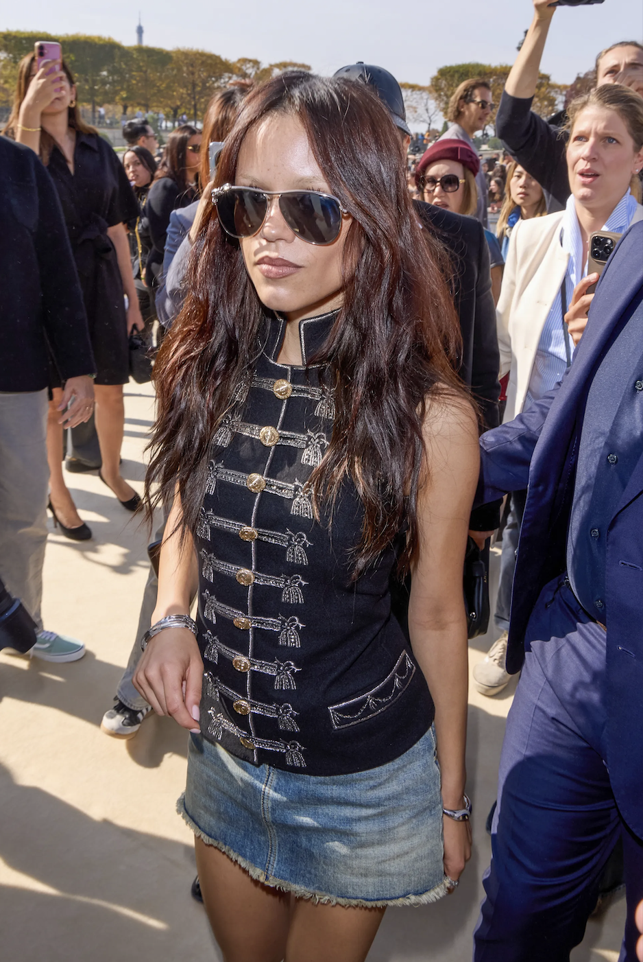 슬리브리스 형태의 나폴레옹 재킷으로 우아한 매력을 자아낸 제나 오르테가 / @jennaortega