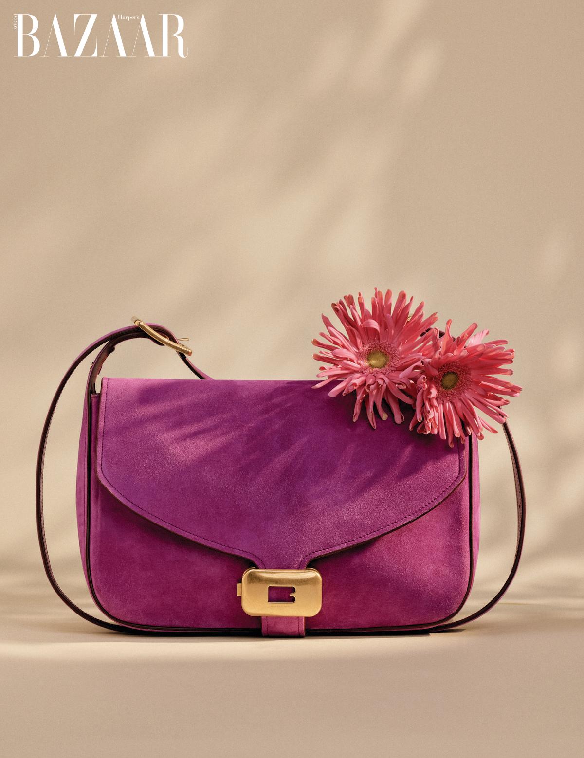 스웨이드 소재의 ‘클리카’ 백은 Balenciaga