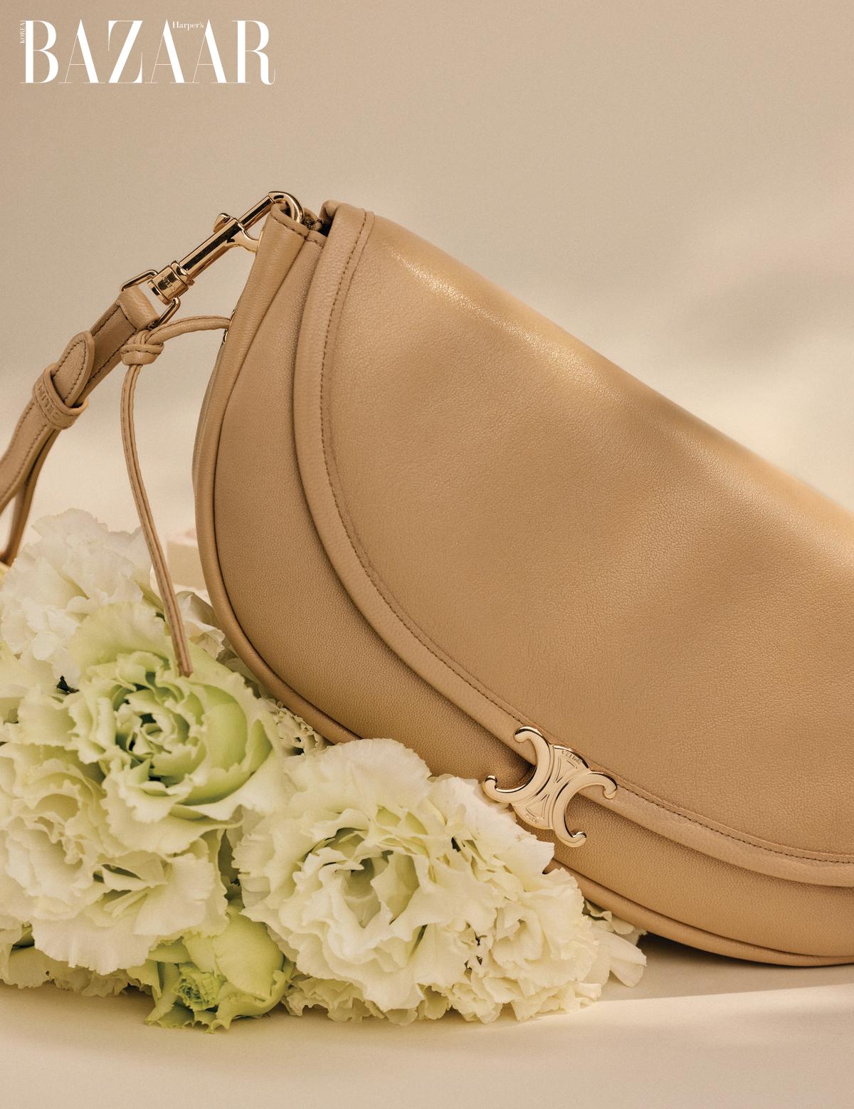 ‘하프문 소프트 트리옹프’ 스몰 백은 Celine. 