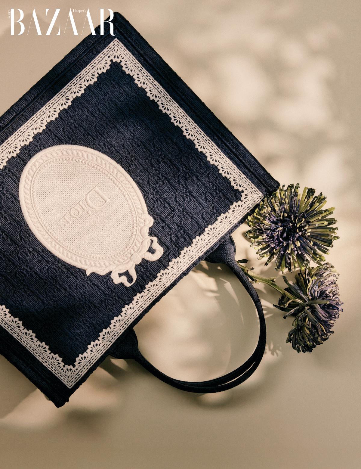 레이스 자카드 장식의 ‘디올 북 토트’ 스트랩 백은 Dior