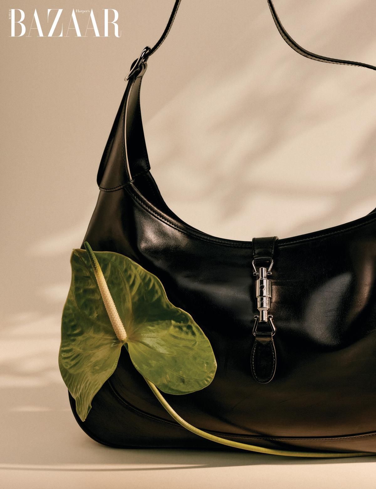 거친 질감을 더한 ‘재키’ 백은 Gucci.