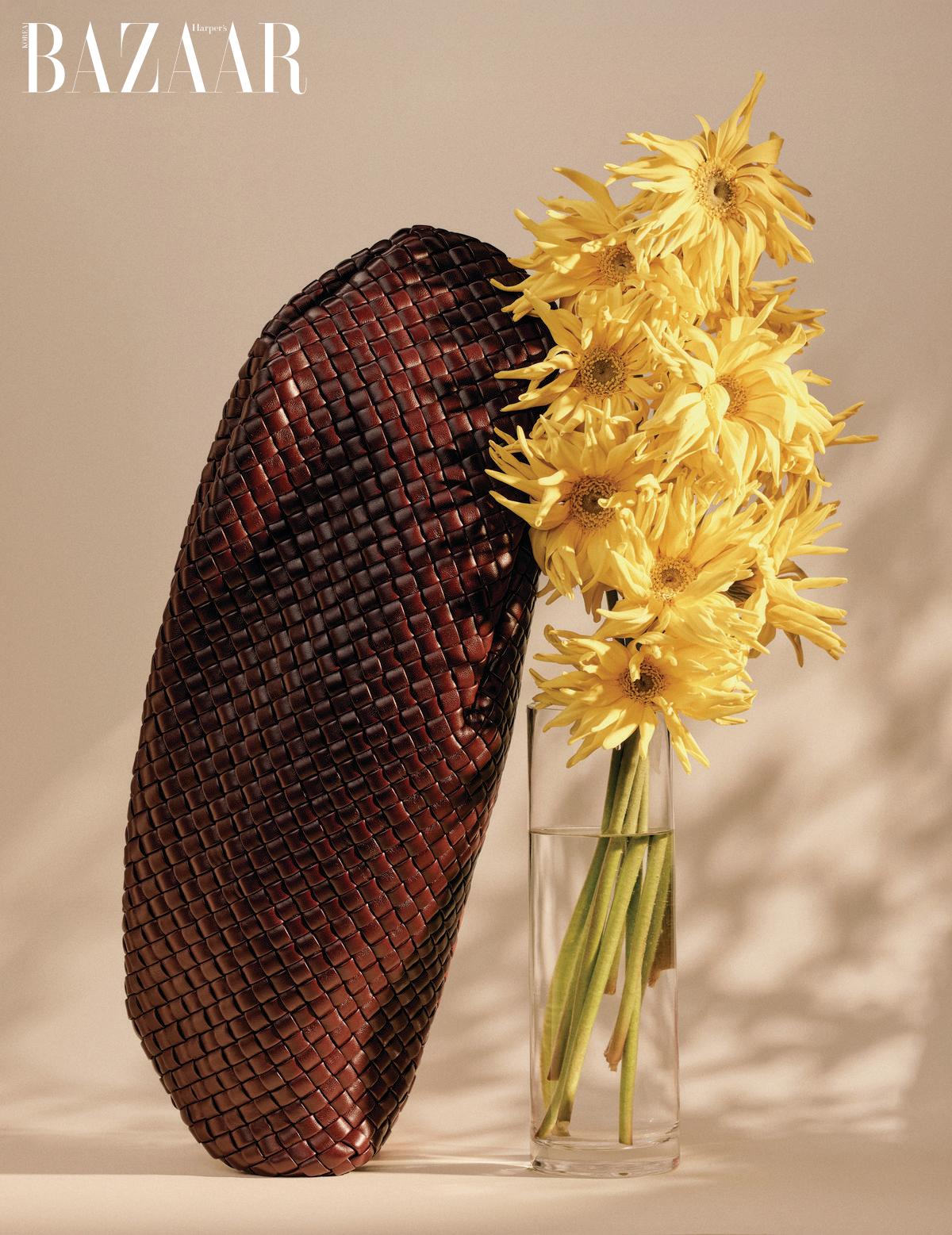 ‘봉골라’ 클러치 백은 Bottega Veneta.