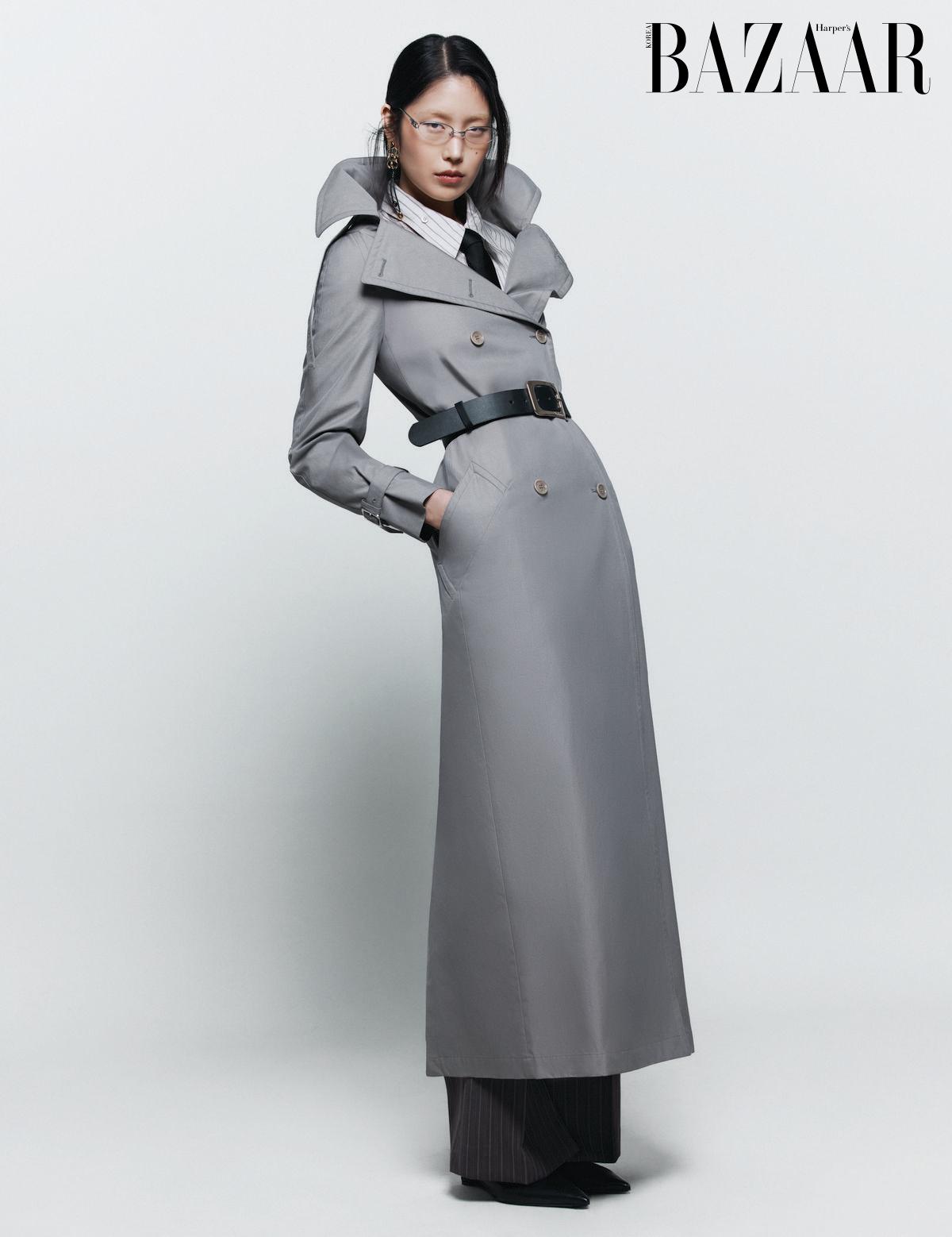 트렌치코트는 MaxMara. 셔츠, 팬츠는 각각 37만원대 Recto. 안경은 32만원 Gentle Monster. 귀고리는 Dolce & Gabbana. 벨트는 Self-Portrait. 펌프스는 Ami. 타이는 에디터 소장품.