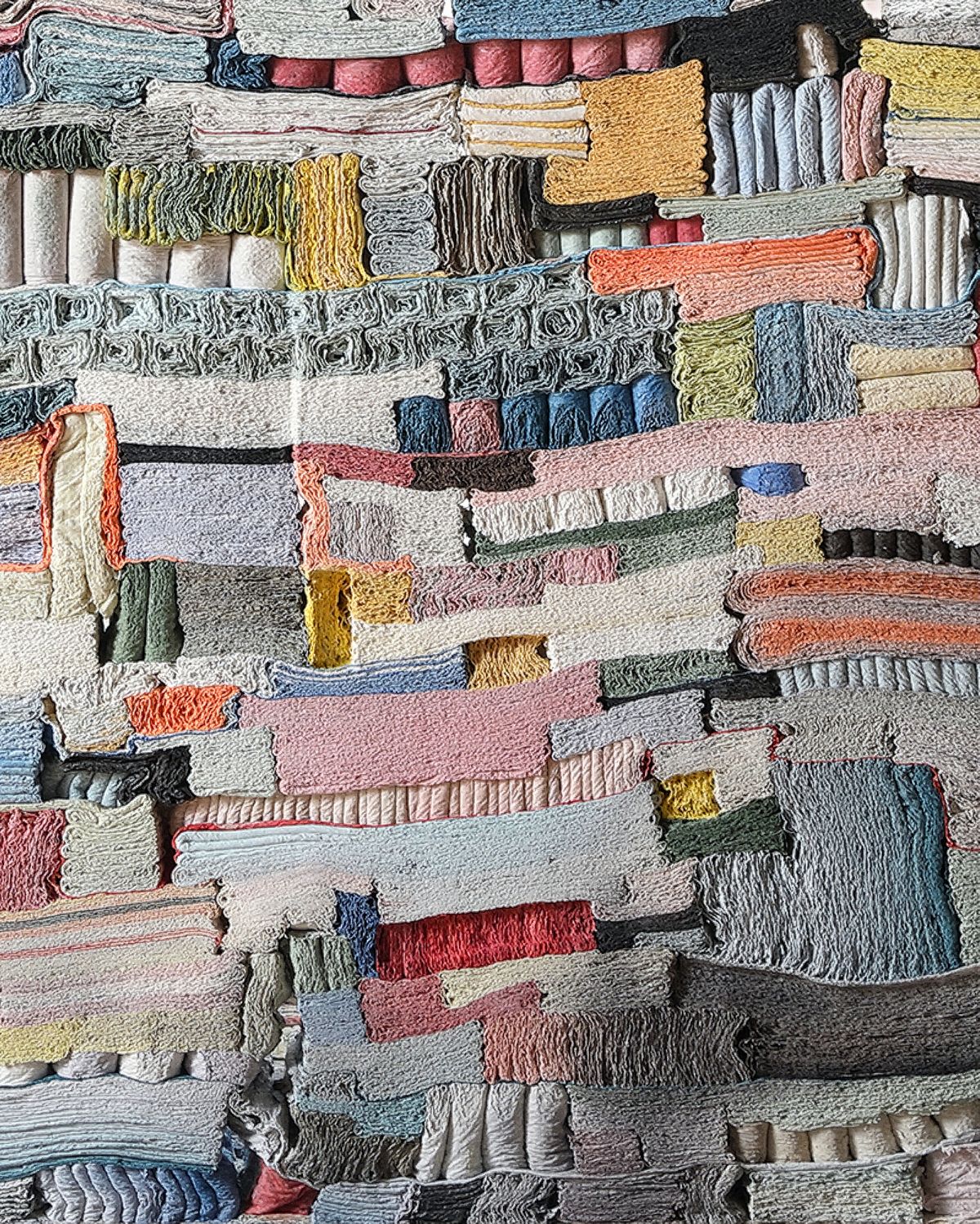 <착시의 층위> 도자기, 종이, 스테인, 유약 / 750 x 450 x 560mm / 2025