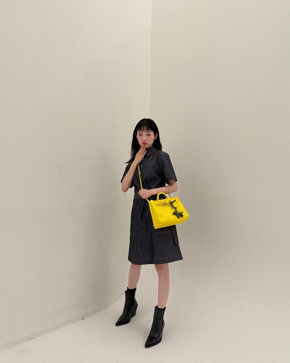 다크한 데님 원피스에 노란색 보테가 베네타 백을 착용해 싱그러운 에너지를 만들어낸 이유미 / @leeyoum262