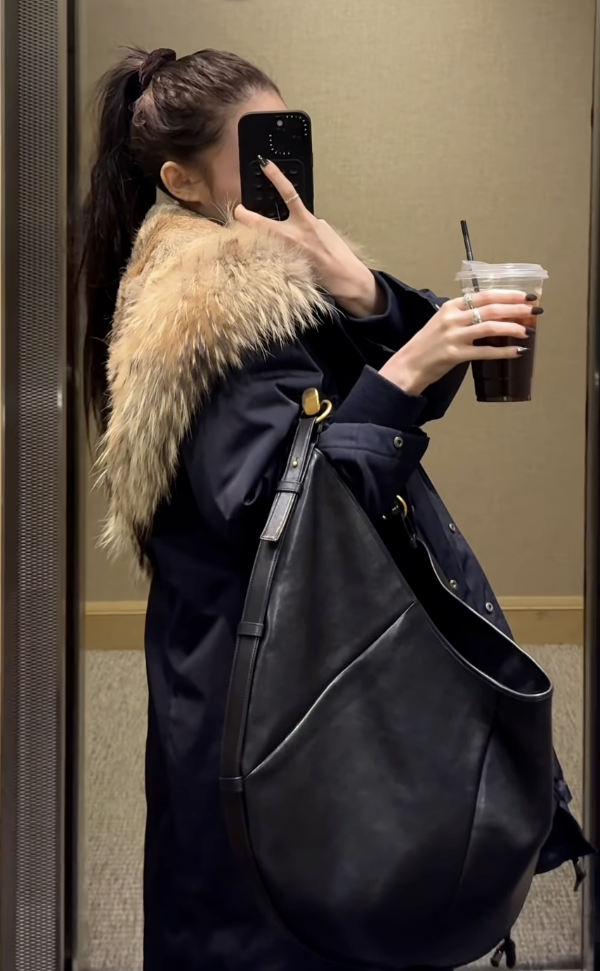 퍼 칼라 아우터와 균형을 맞춘 빅 백으로 완성한 애니의 캠퍼스 룩(@anniesymoon)