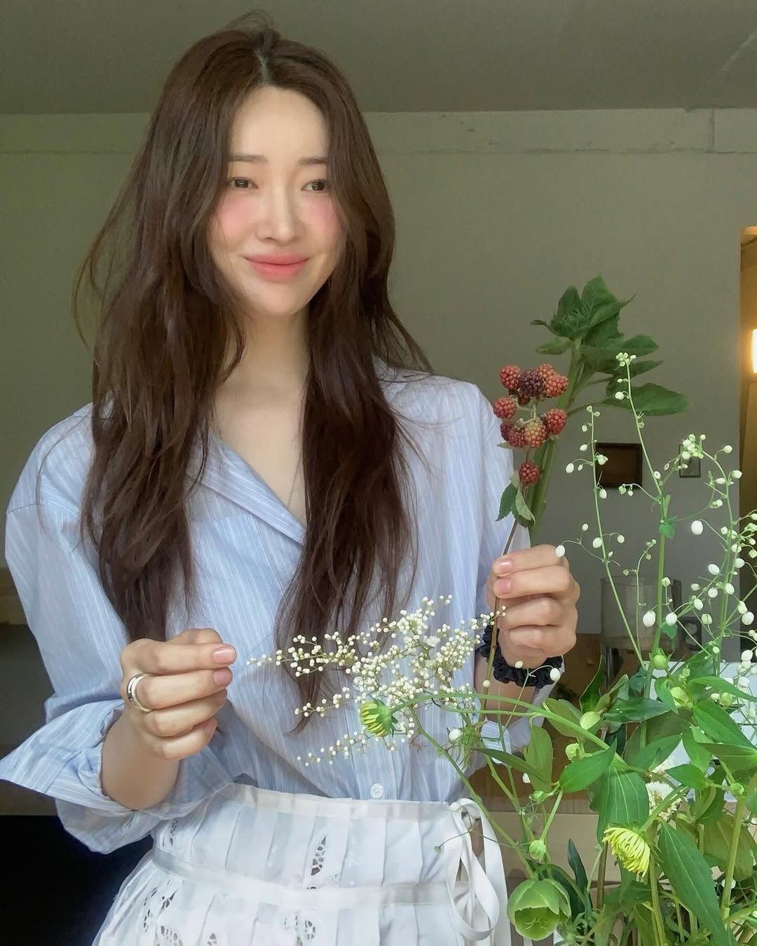 잔잔한 스트라이프 셔츠에 화이트 에이프런을 매치해 우아한 무드를 자아낸 차정원 / @ch_amii