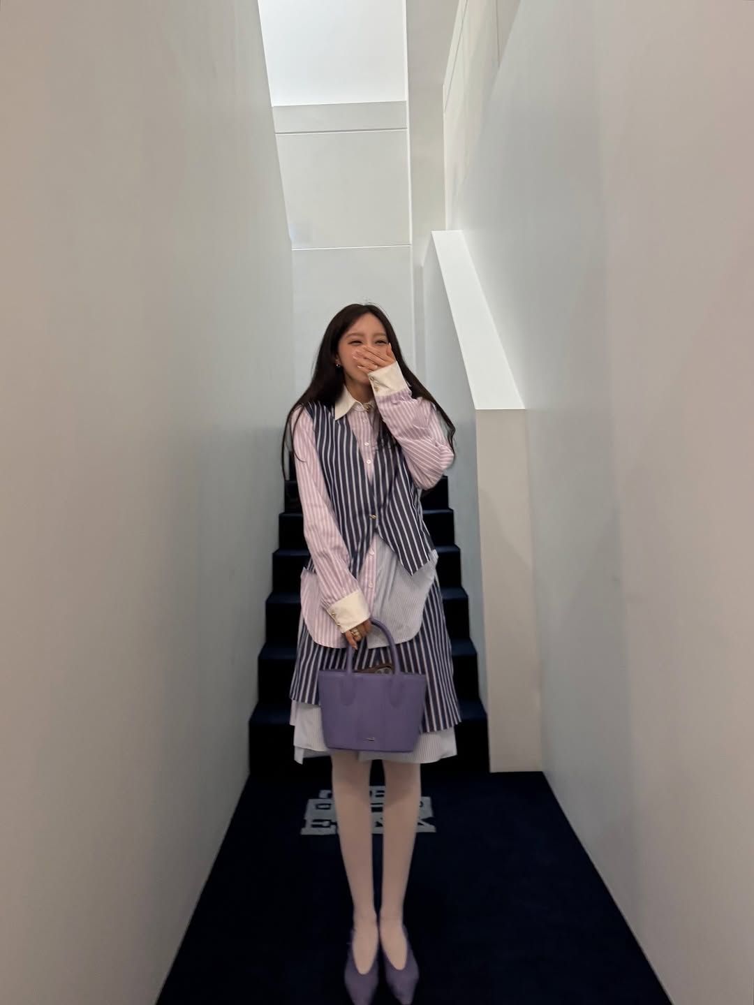 볼드한 스트라이프 패턴의 셋업과 셔츠를 레이어드해 발랄한 룩을 완성한 효민 / @hyominnn