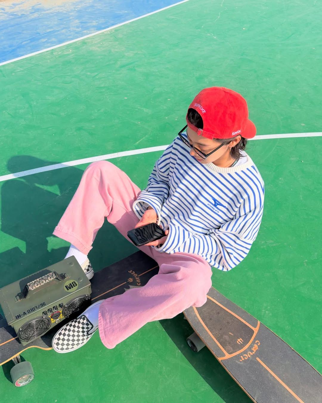 블루 스트라이프 패턴 톱에 핑크 팬츠를 매치해 활발한 무드를 선보인 설인아 / @_seorina