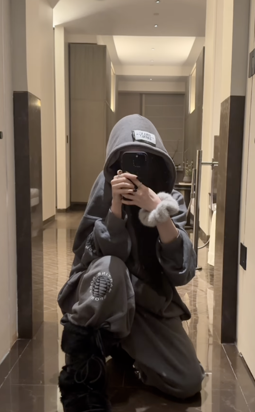 차콜 후디 셋업에 스크런치와 부츠로 겨울 감성을 더한 애니(@anniesymoon)