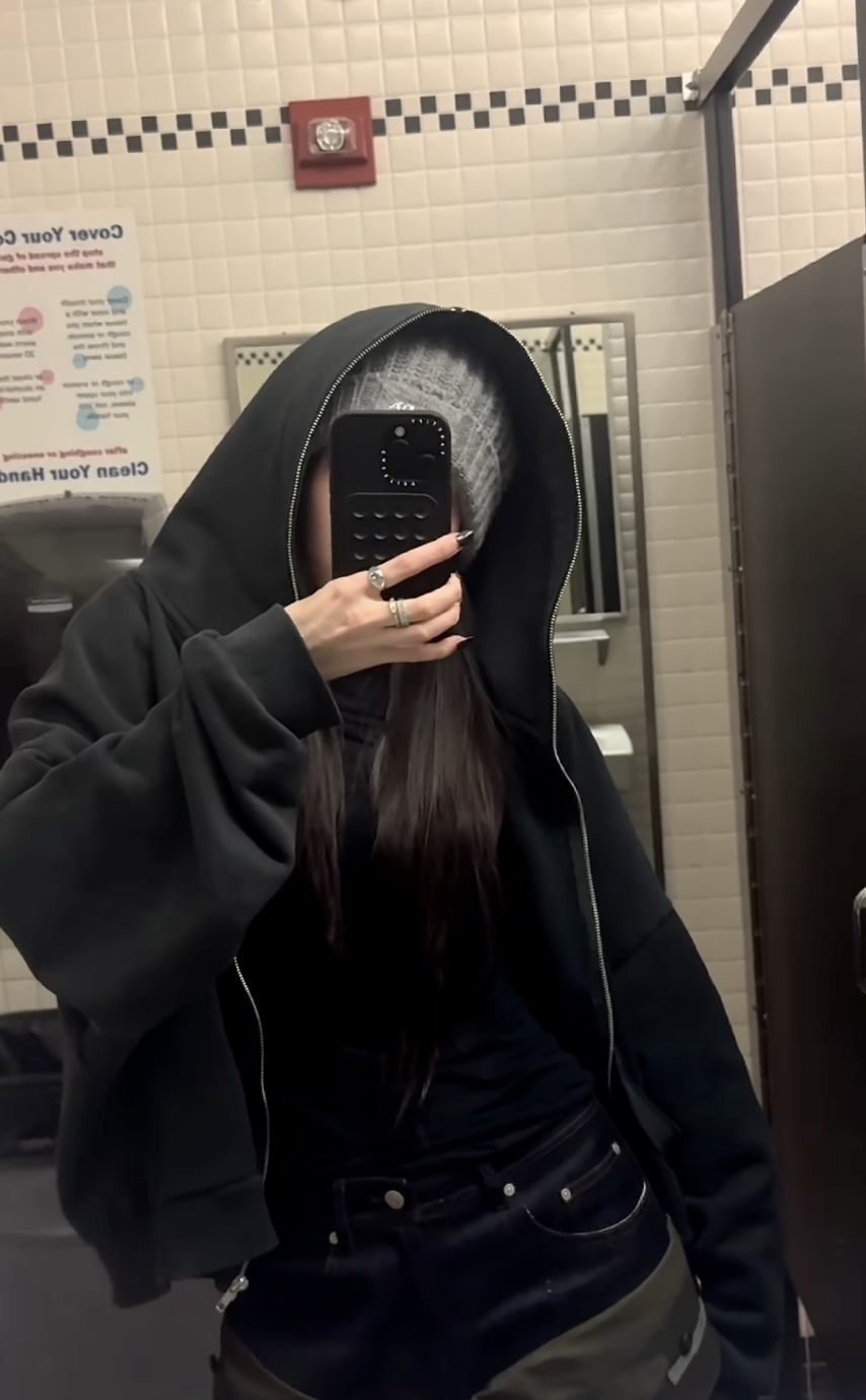 블랙 후디 집업과 비니를 눌러써 시크한 무드를 완성한 애니(@anniesymoon)