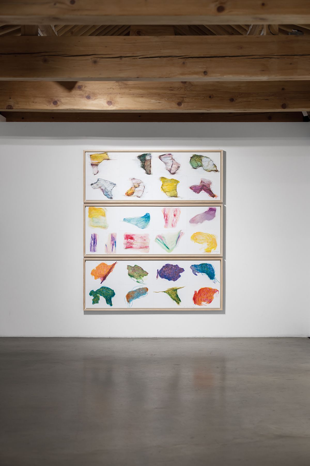 엄정순, <코끼리의 어느 모서리 2, 3, 1>, 2025, 종이에 유채, 오일 파스텔, 60x168cm(각각).