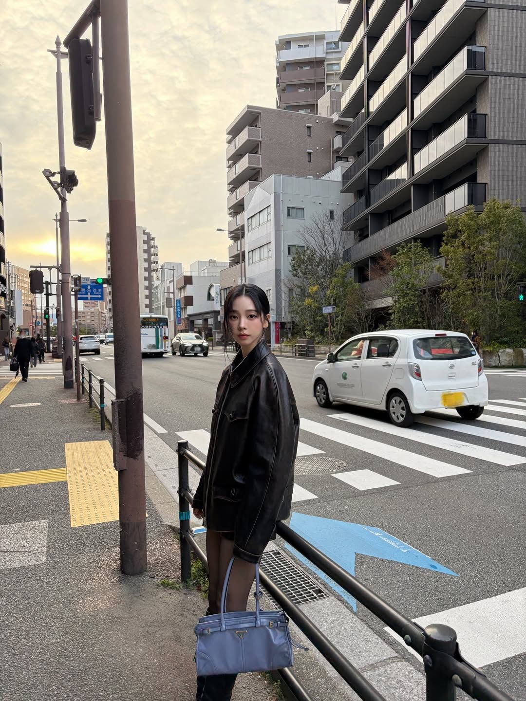올블랙 룩에 은은한 하늘색의 프라다 백을 매치해 포인트를 더한 카리나 / @katarinabluu