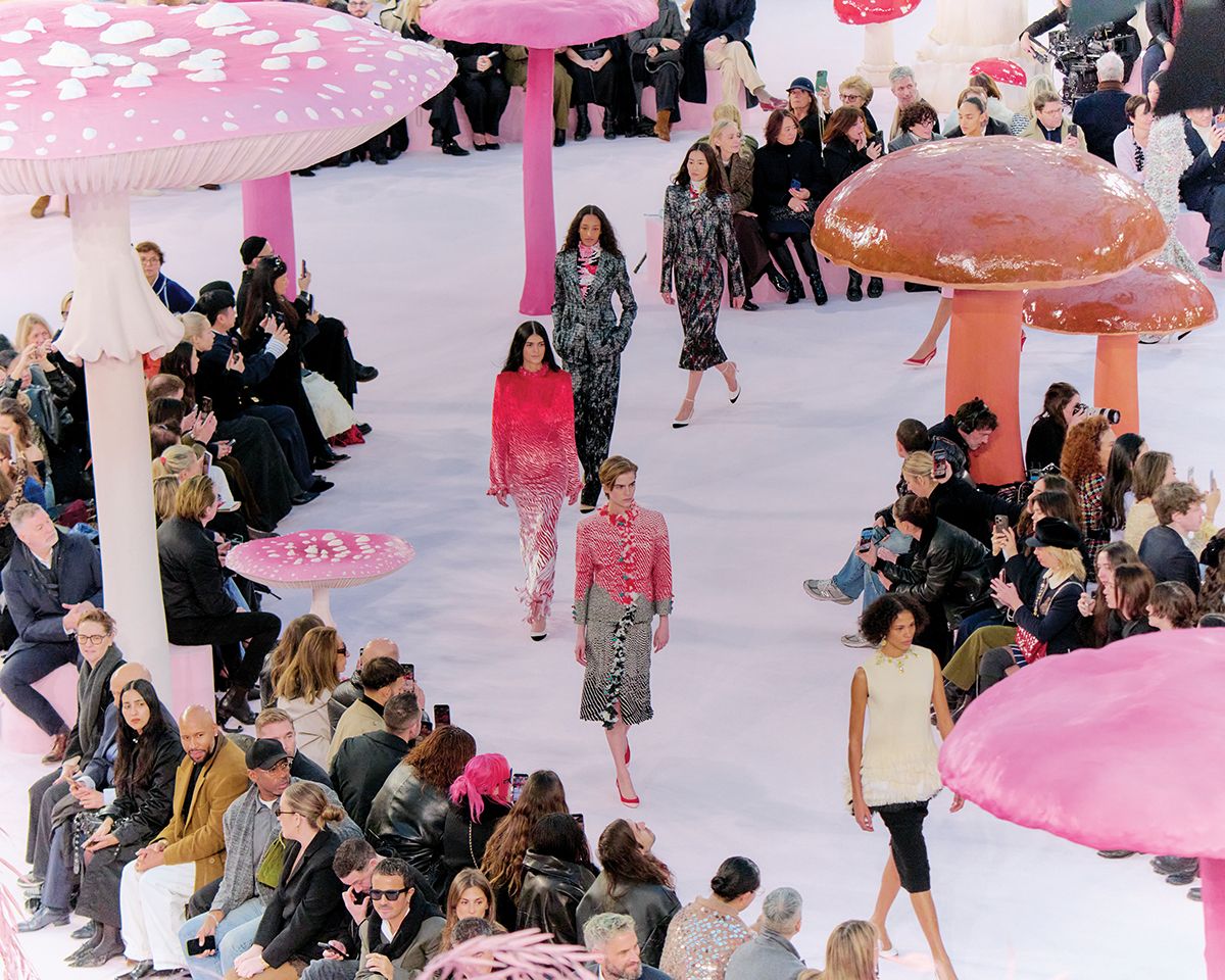 그랑 팔레를 가득 채운 파스텔 톤의 거대한 버섯과 나무들이 마치 동화 속 한 장면 같았던 샤넬 2026 봄/여름 오트 쿠튀르 쇼.