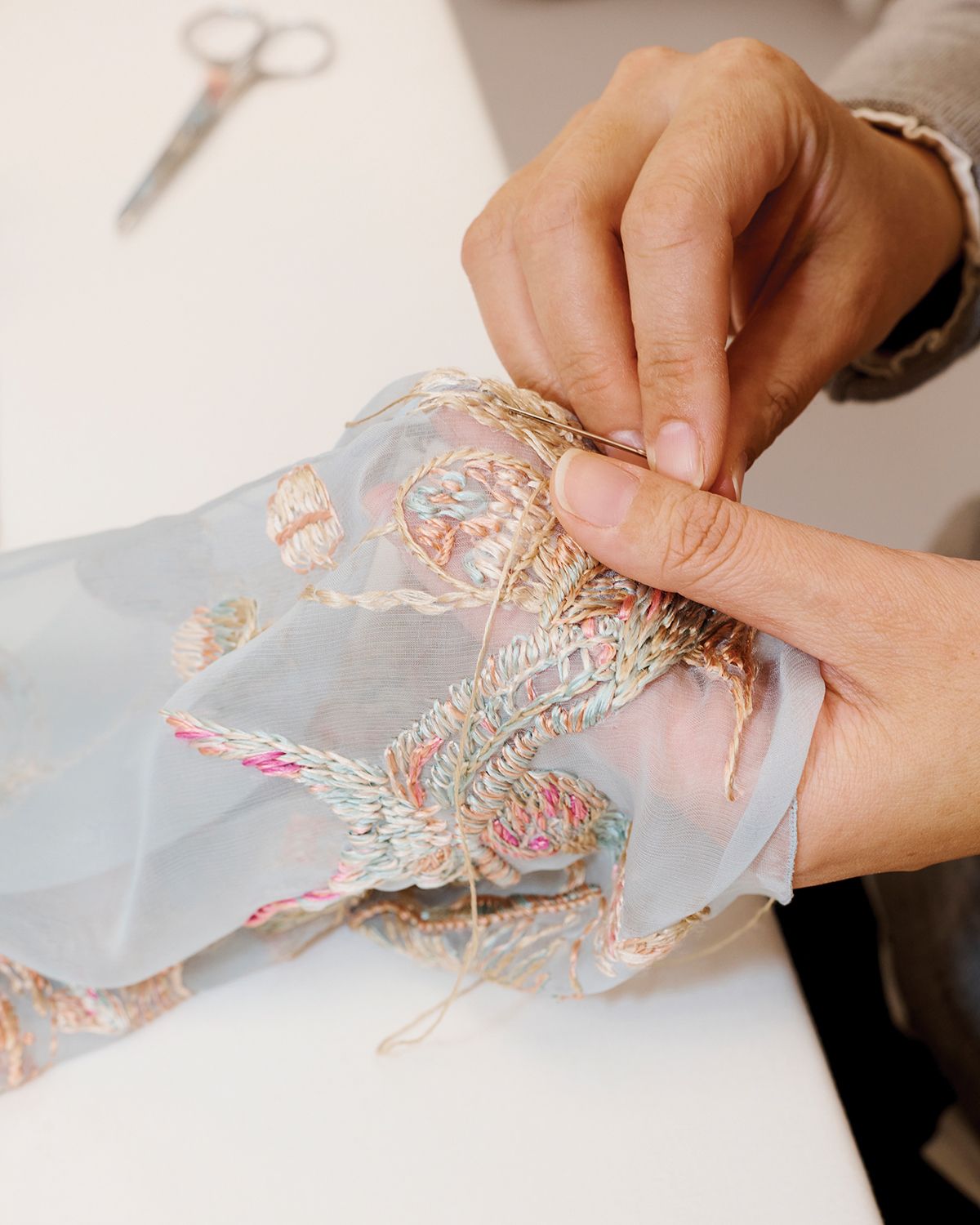 le19M 공방의 장인들이 정교한 자수와 플리츠, 직조 기술로 표현한 새의 디테일. 