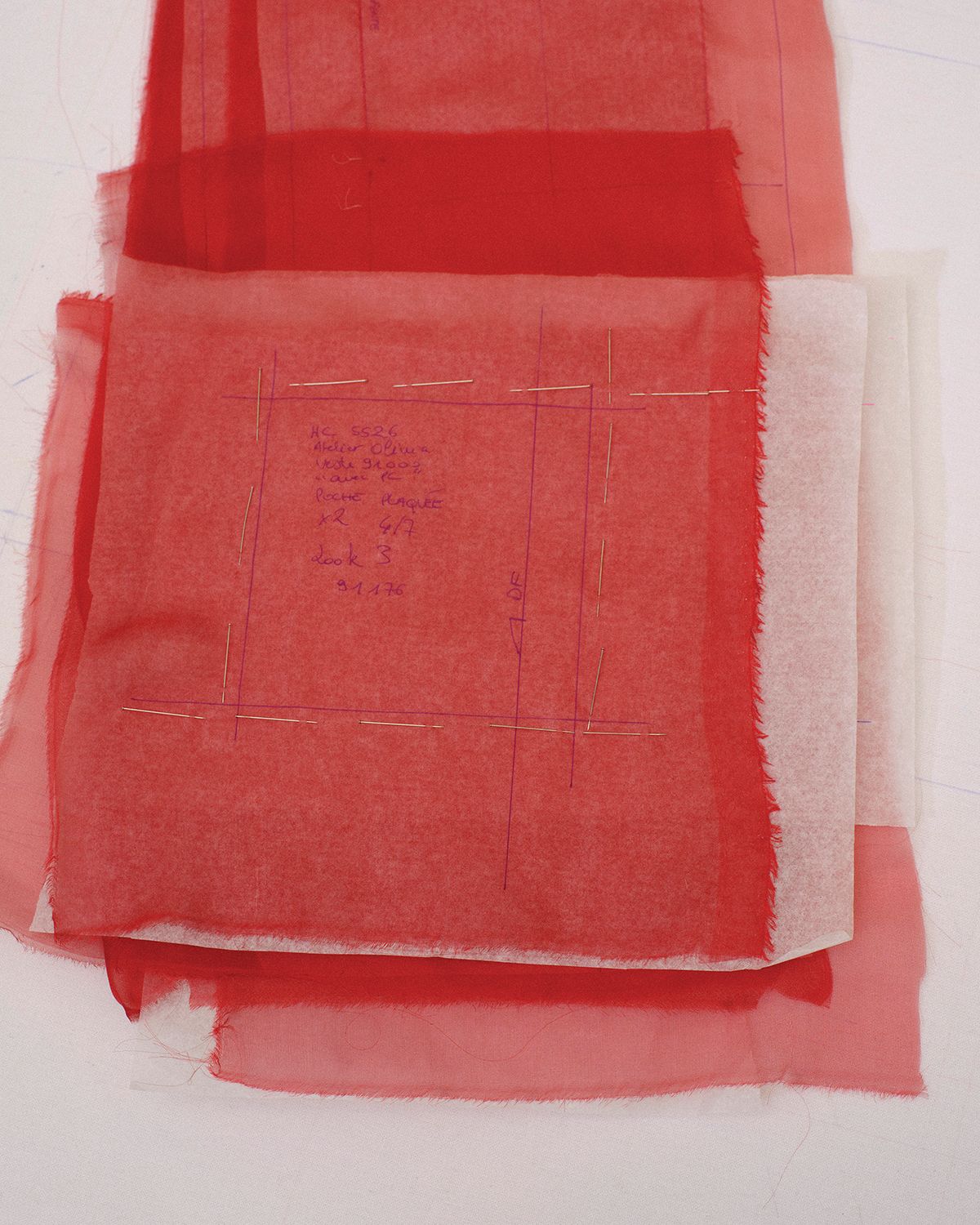 겹겹이 쌓여 있는 투명한 원단 조각들.