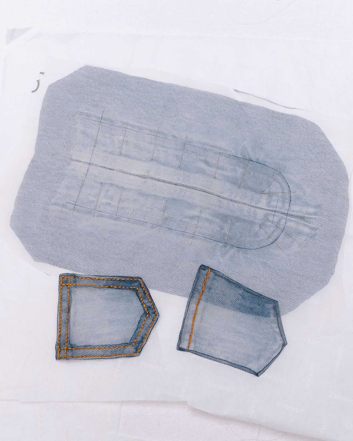 데님 팬츠를 투명하고 섬세한 소재로 재해석했다.