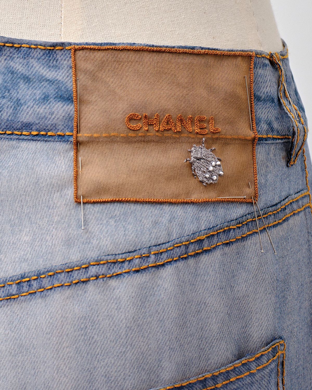 데님 팬츠를 투명하고 섬세한 소재로 재해석했다.