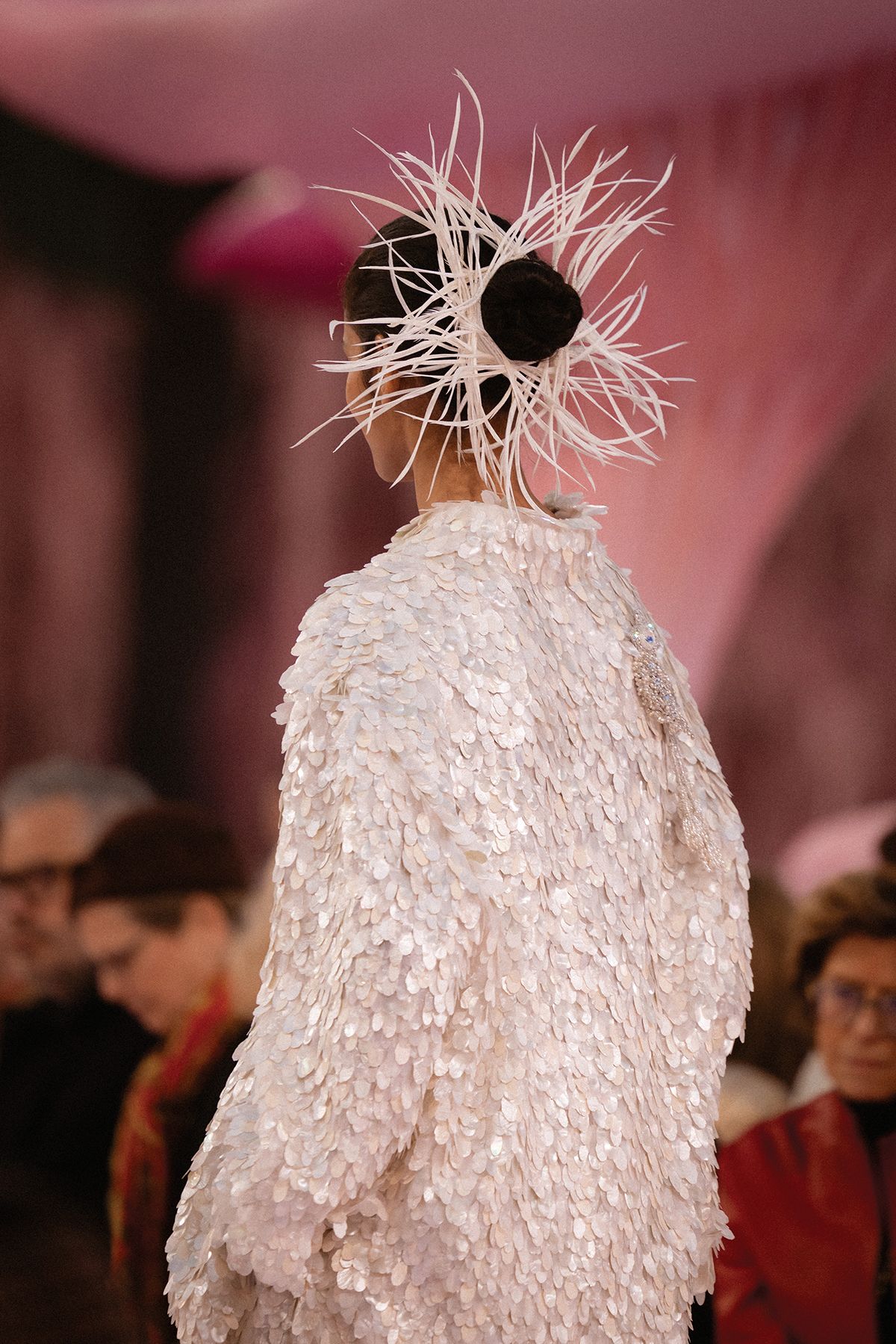 le19M 공방의 장인들이 정교한 자수와 플리츠, 직조 기술로 표현한 새의 디테일. 