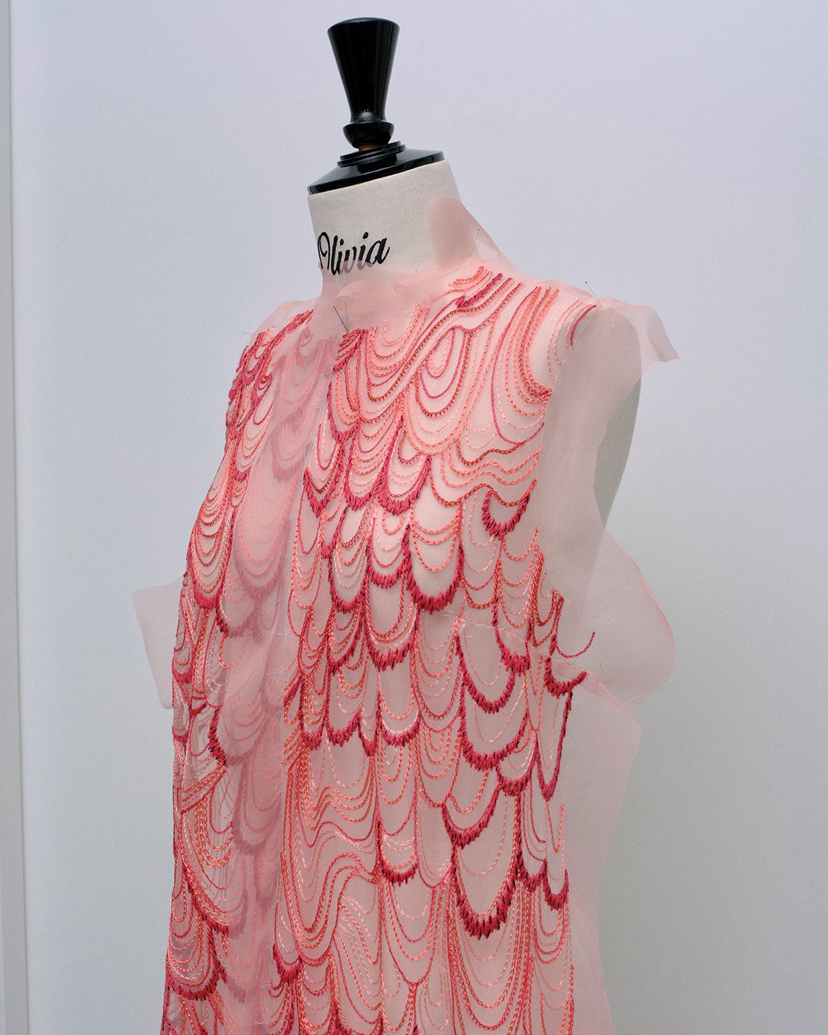 le19M 공방의 장인들이 정교한 자수와 플리츠, 직조 기술로 표현한 새의 디테일. 