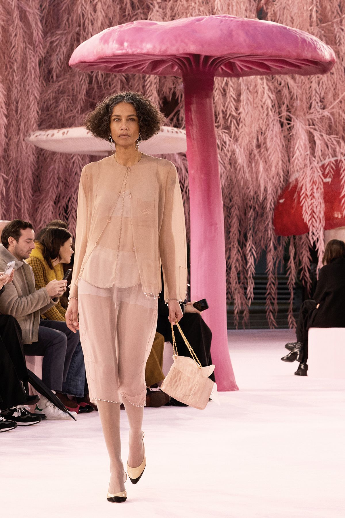 오프닝을 장식한 중년의 모델.