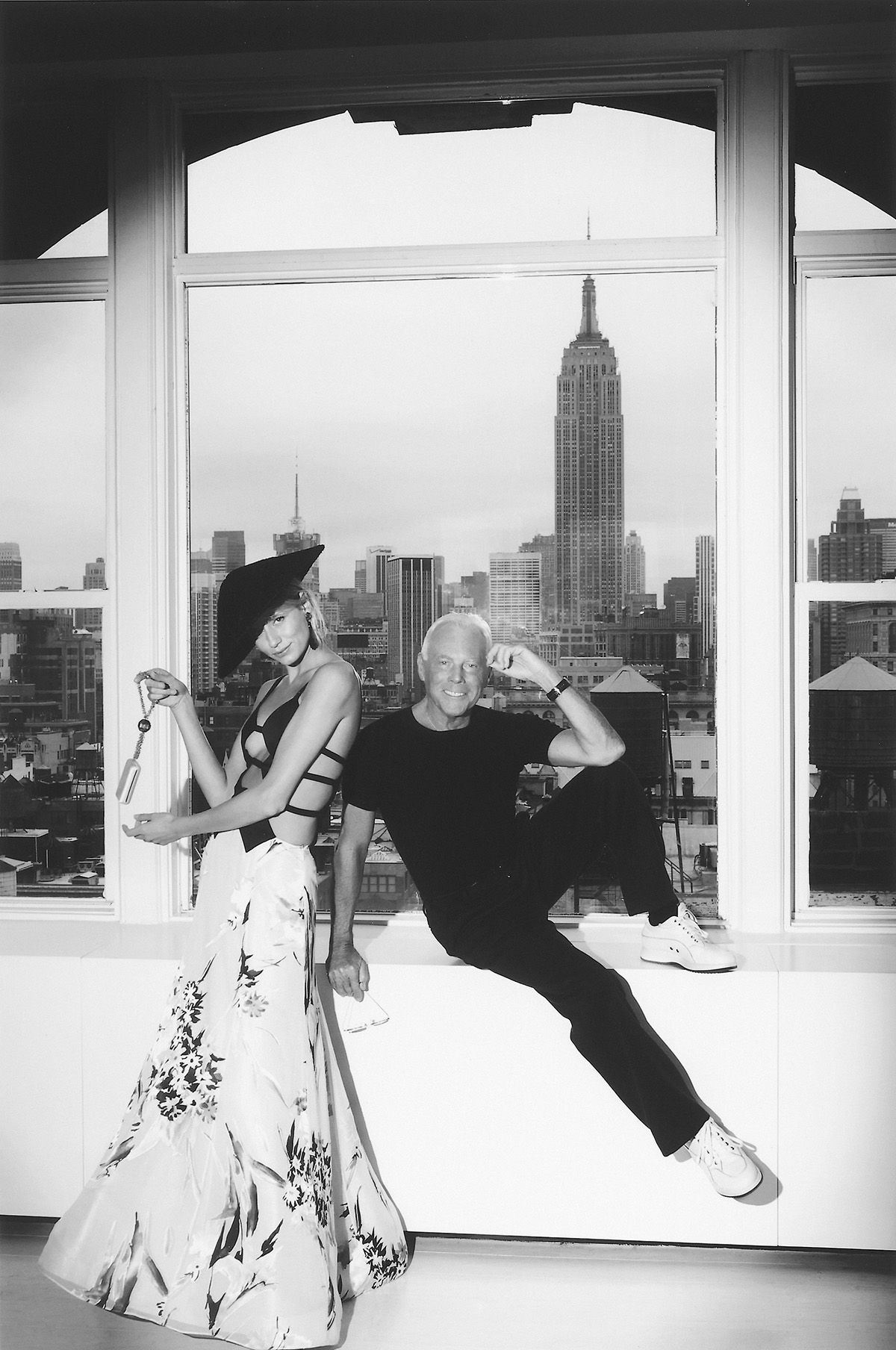 2013년 아르마니가 뉴욕 마천루를 배경으로 모델과 함께 포즈를 취하고있다. 