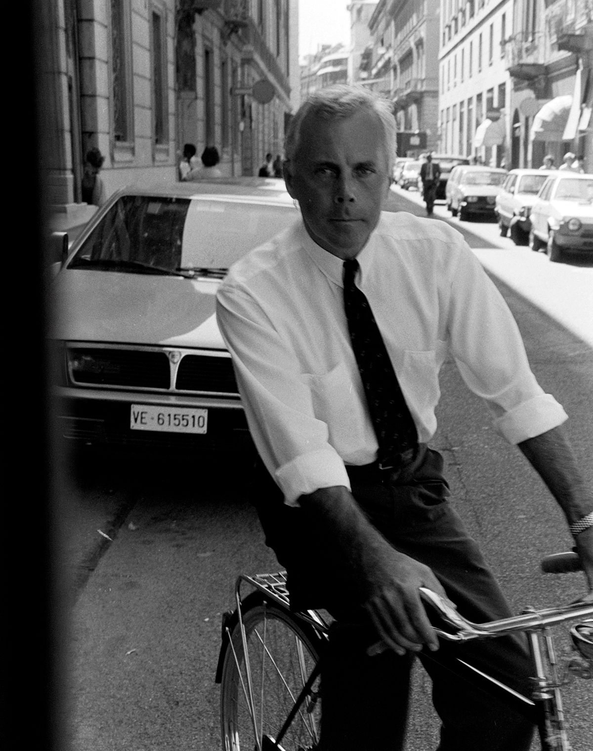 밀라노 거리에서 포착한 조르지오 아르마니.