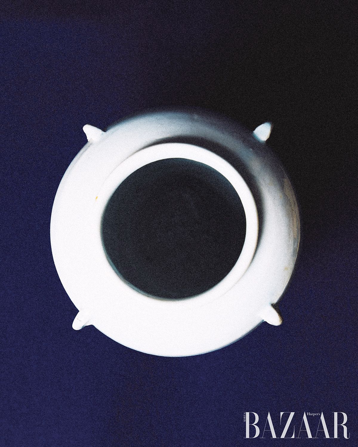 태호-15세기 백자 태항아리. 옛 왕실에서는 아기가 태어나면 탯줄을 깨끗하게 씻어 장수를 빌며 무덤에 넣어 보관했다. 태호는 큰 항아리 외호와 그 안에 들어가는 작은 항아리 내호로 구성되는데, 네 개의 귀가 달려 있는 것이 특징. 금사리. 