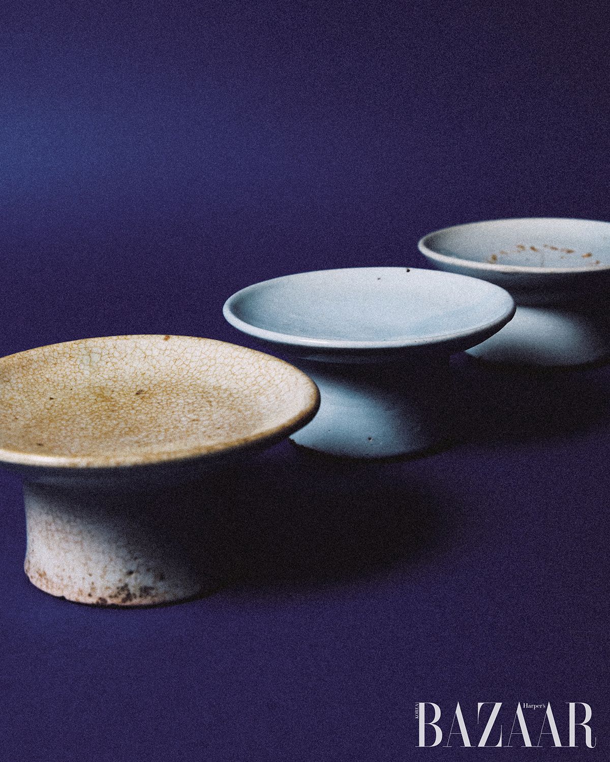 백자 제기-조선시대 의례용 기물. 지방요(가마)에서 제작해 서민들이 사용하던 것과 왕실에서 관리한 관요에서 만든 것이 섞여 있다. 누르스름하거나 투박하게 모래가 박힌 것도 나름대로 매력이 있고, 금이 가서 무늬가 생긴 것은 긴 세월을 견뎌낸 흔적이 남겨져 더 귀하다. 고복희. 