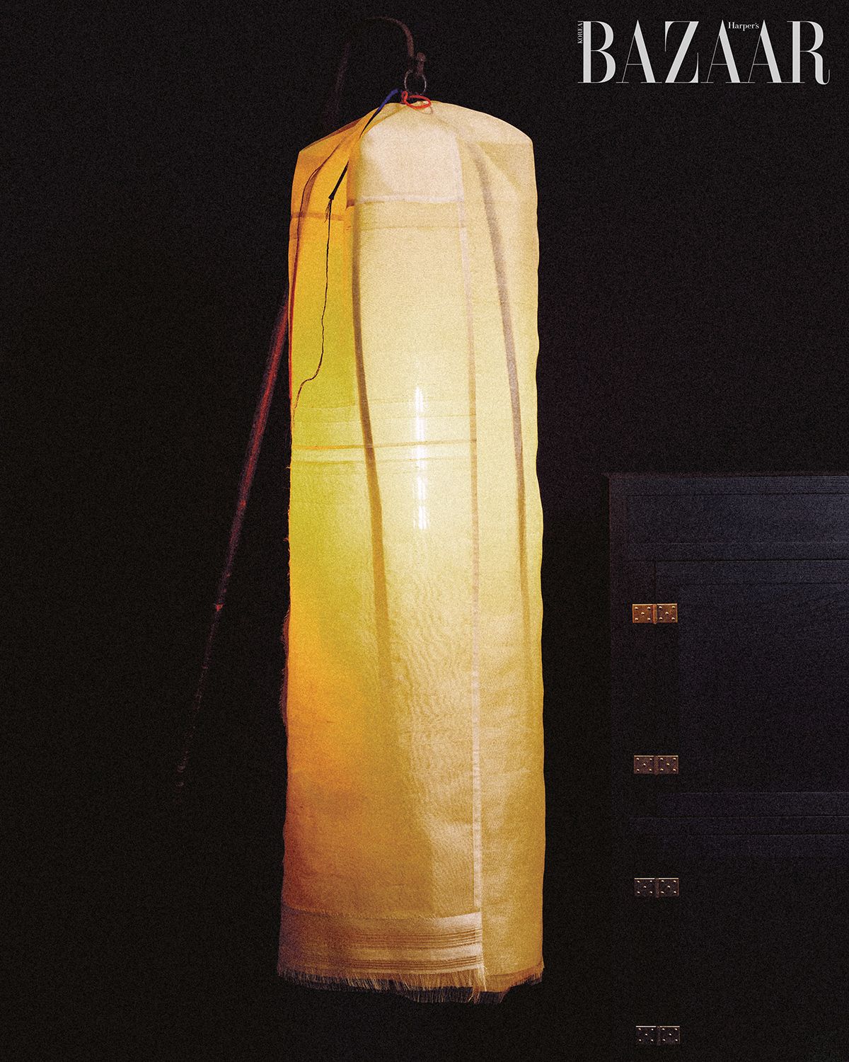 청사초롱-조선 후기 왕실과 혼례에서 사용한 등. 족히 200년 전에 사용하던 것으로 상하 단을 홍색과 청색 천으로 두르는 게 일반적이나 새로이 제작한 직물로 갓을 얹었다. 오프. 