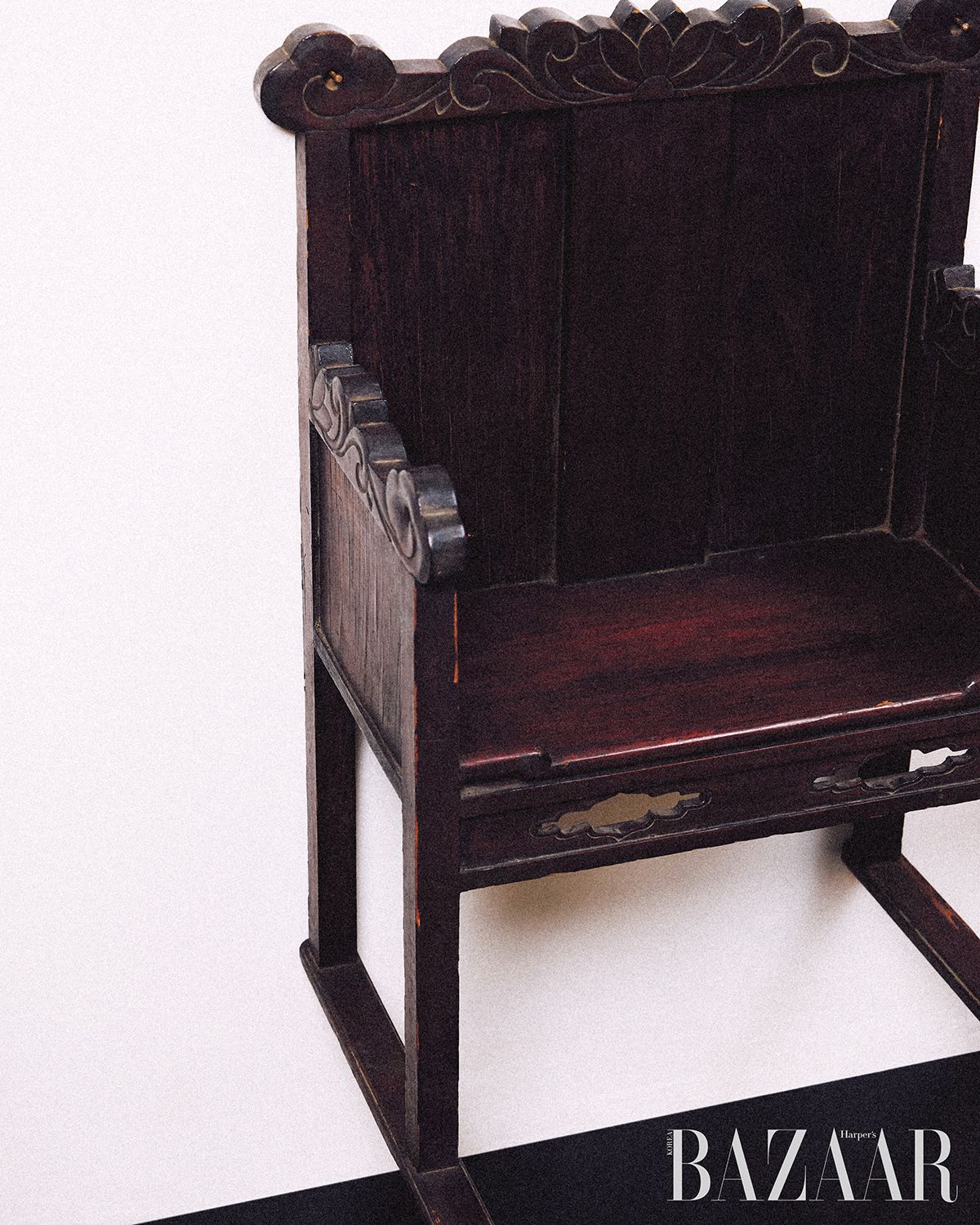 교의 제례를 할 때 쓰던, 신주를 모시는 의자. 어린아이를 앉혀놓던 관습에서 비롯되었다. 보통 다리가 긴 형태를 따르는데, 특히 이 교의는 스키 모양처럼 한층 기다란 형태를 띠는 모양새가 독특하다. 호박포크아트갤러리.