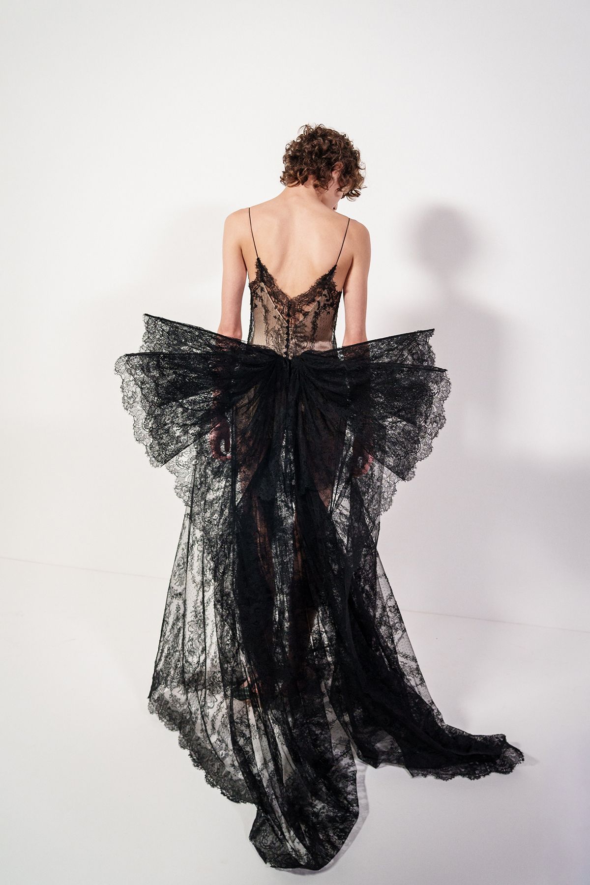 2026 S/S 시즌에 선보인 조나단 앤더슨의 첫 디올 여성 컬렉션. 섬세한 레이스 소재와 로맨틱한 실루엣이 돋보인다.