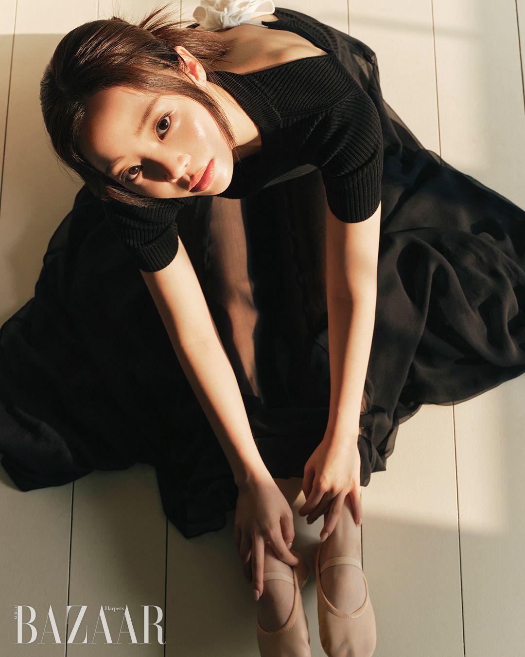 니트 톱은 Eudon Choi, 스커트와 슈즈 모두 스타일리스트 소장품. 