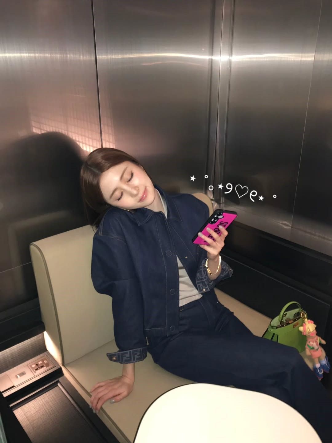 인티고 톤의 펜디 데님 셋업으로 고급스러운 분위기를 자아낸 허윤진 / @jenaissante