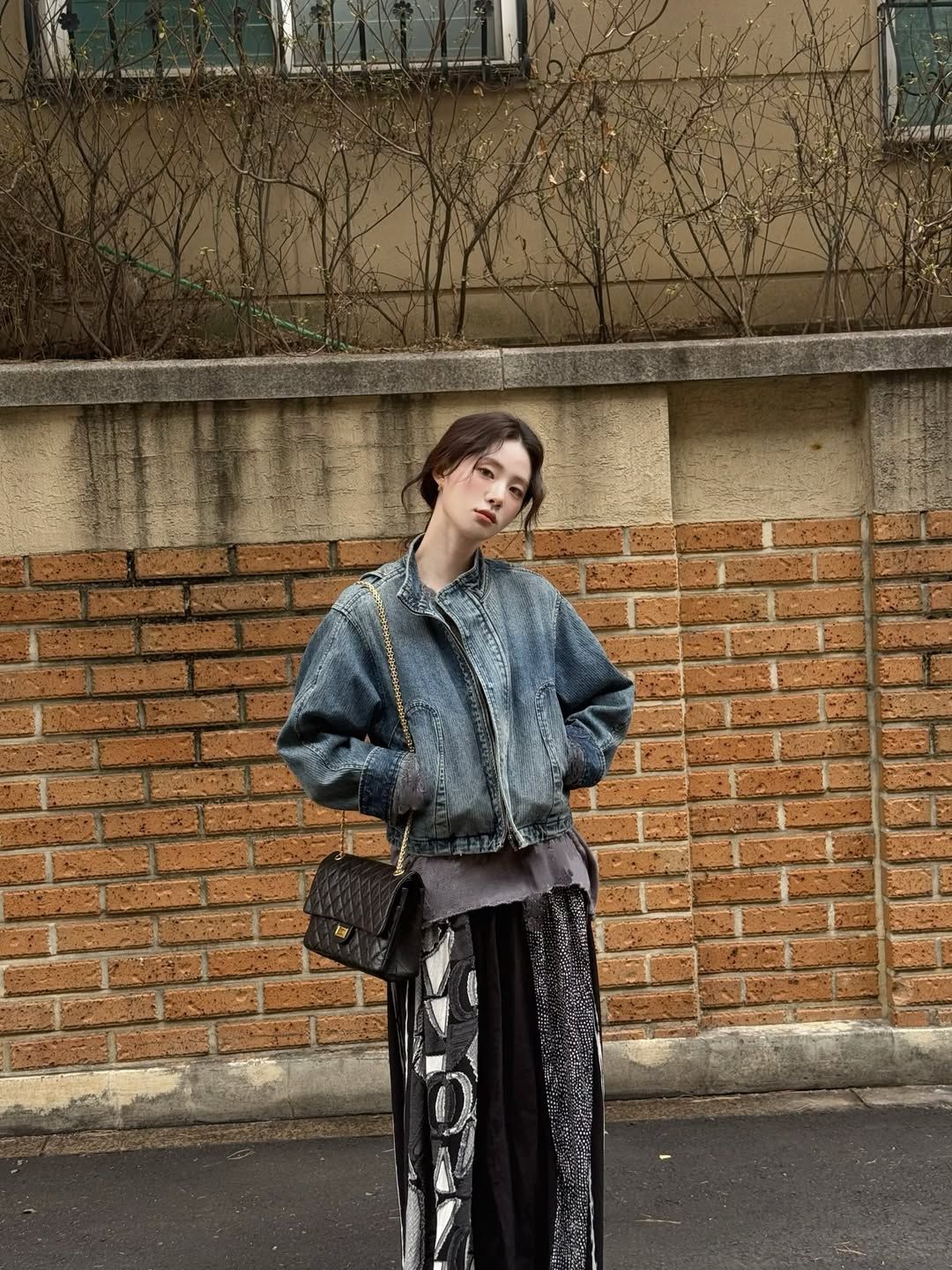 데님 보머 자켓과 롱 스커트의 조합으로 페미닌 무드를 연출한 신시아 / @shinsiaa_