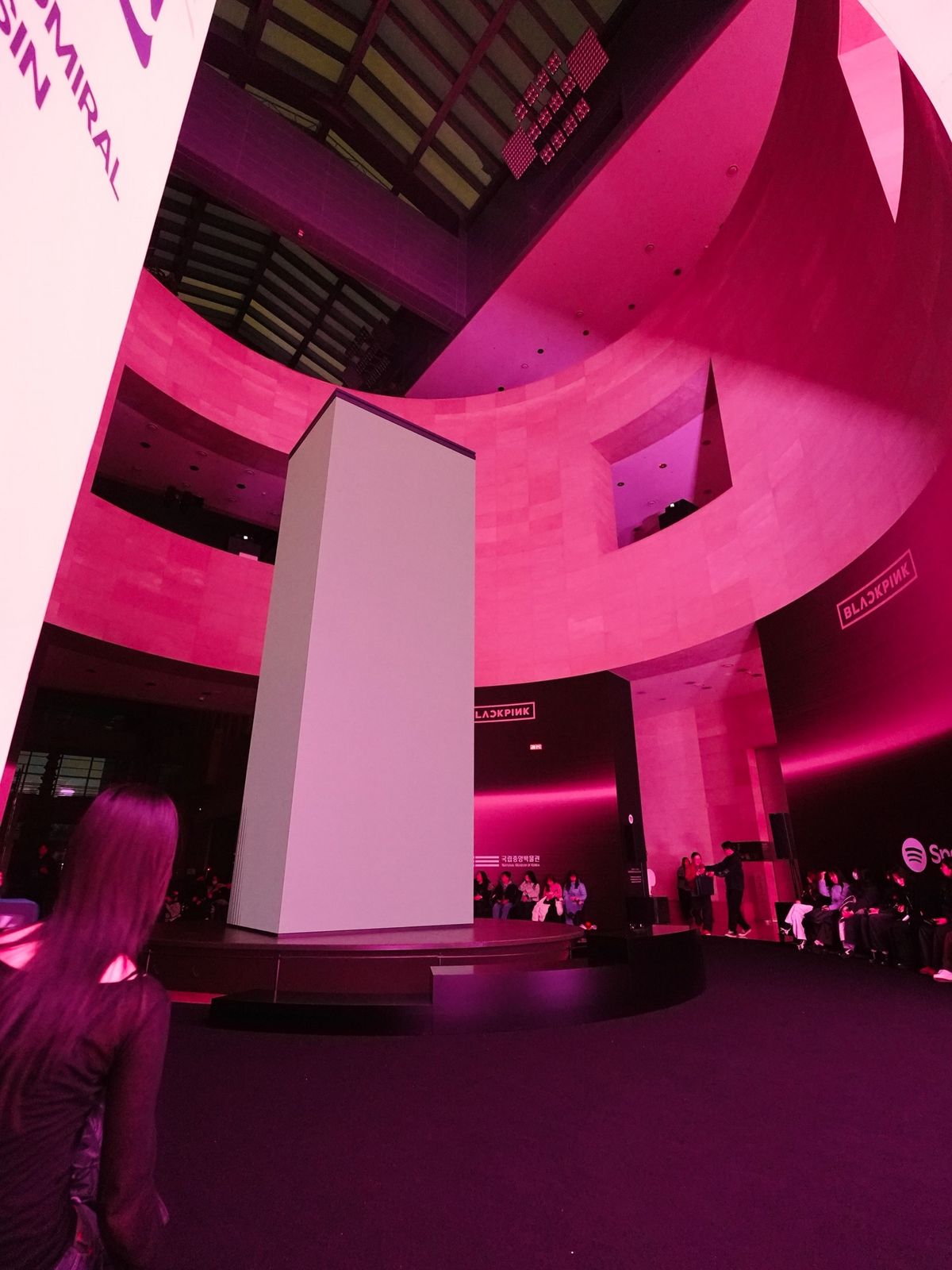 블랙핑크를 상징하는 핑크빛으로 꾸며진 국립중앙박물관(~3/8, 16시~22시) / @seoul_4k 